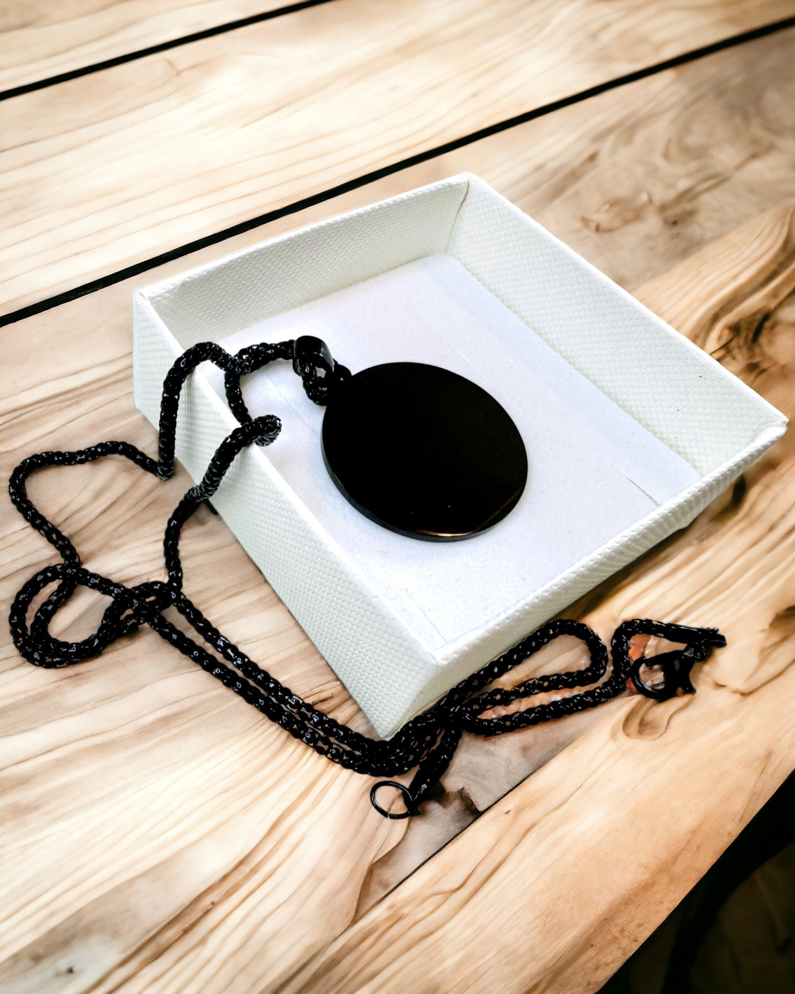 Prívesok "Urban Elegance" – Okrúhla Medaila z Nehrdzavejúcej Ocele v Dvoch Farbách s Možnosťou Personalizácie