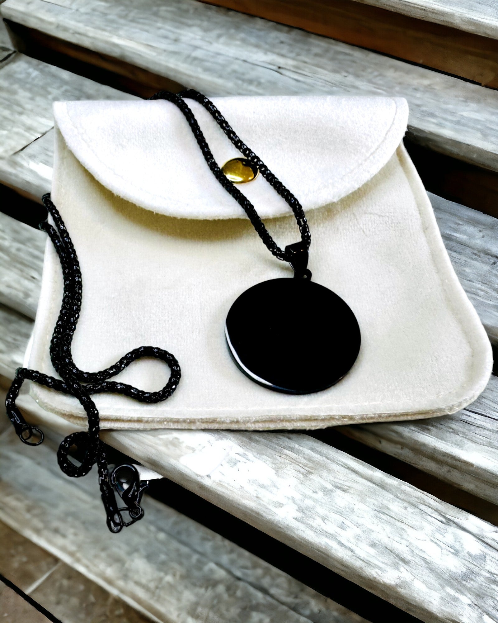 Prívesok "Urban Elegance" – Okrúhla Medaila z Nehrdzavejúcej Ocele v Dvoch Farbách s Možnosťou Personalizácie