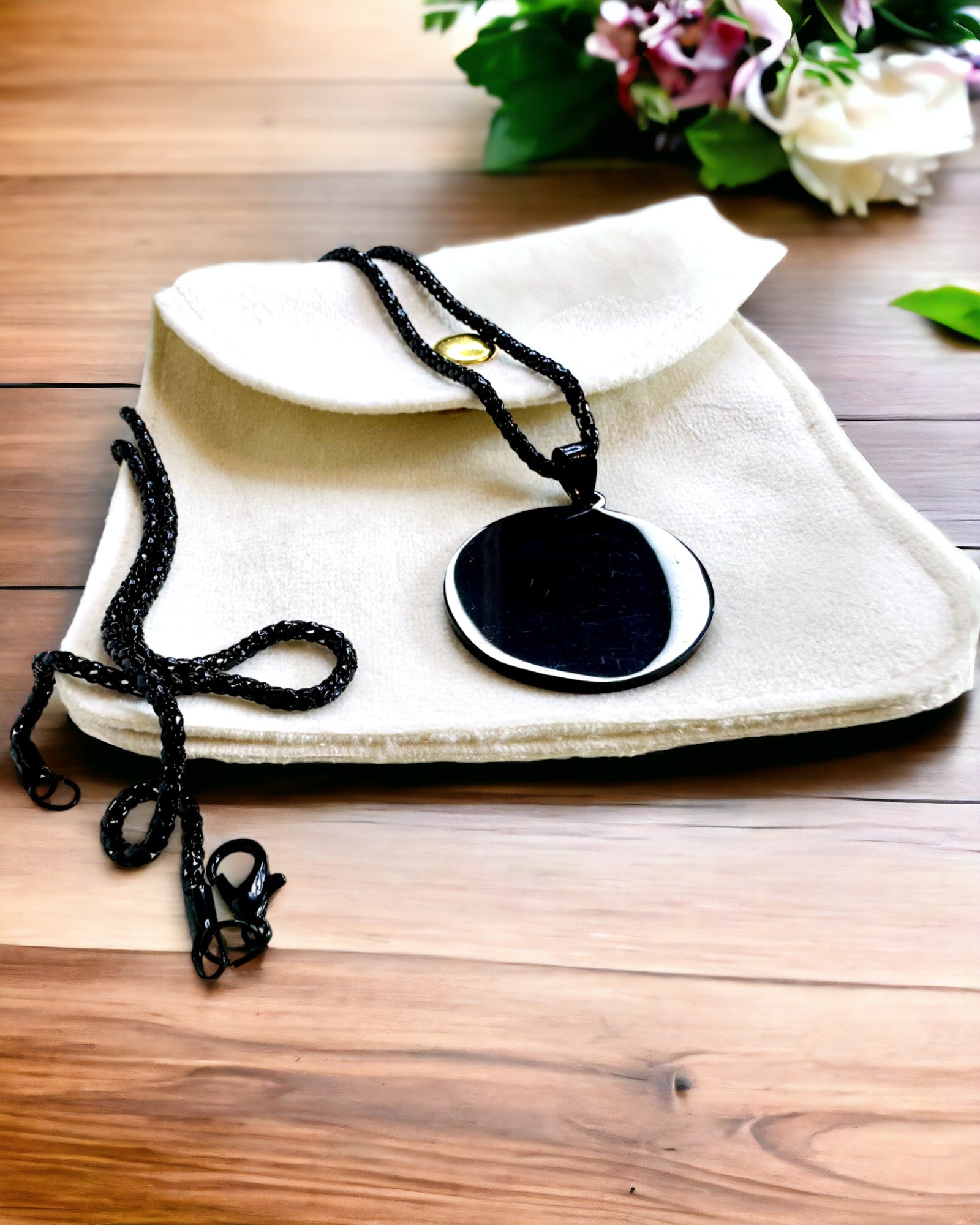 Prívesok "Urban Elegance" – Okrúhla Medaila z Nehrdzavejúcej Ocele v Dvoch Farbách s Možnosťou Personalizácie