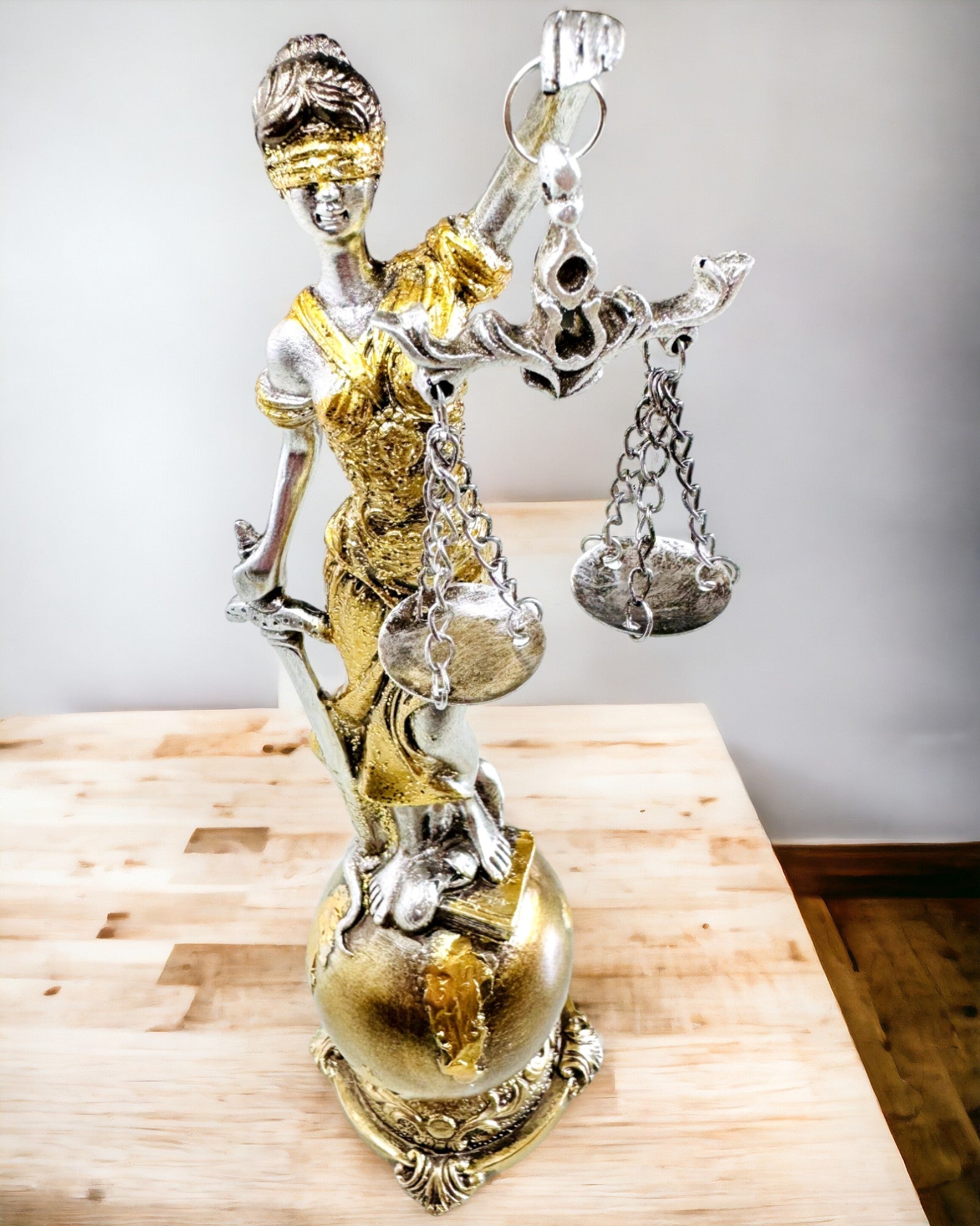 Soška Bohyne Spravodlivosti – Umelecká Dekorácia na Poličku, Remeslo z Živice, personalizácia gravírovaním