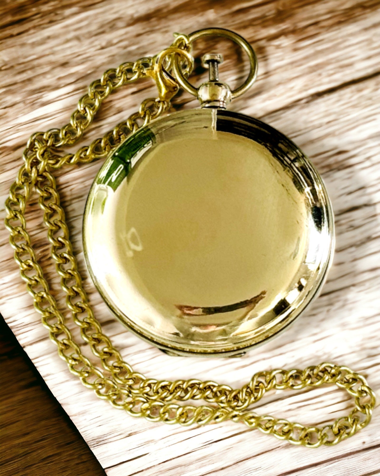 Złotego koloru Kompas Przygoda – Elegancki Nawigator Odkryć