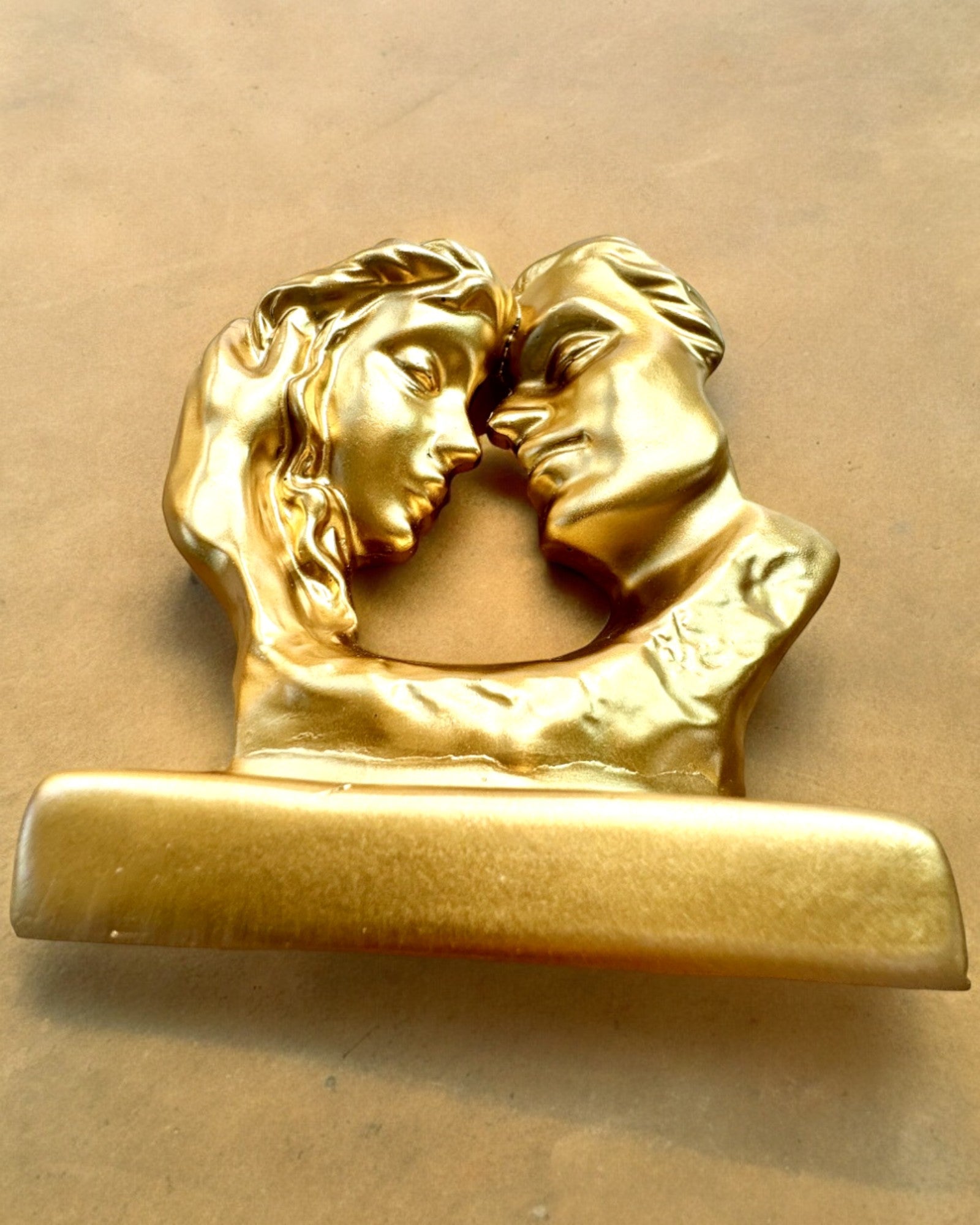 Figúrka "Zlaté Spojenie" - 13,5 cm výška, Dekoratívna s Možnosťou Gravírovania