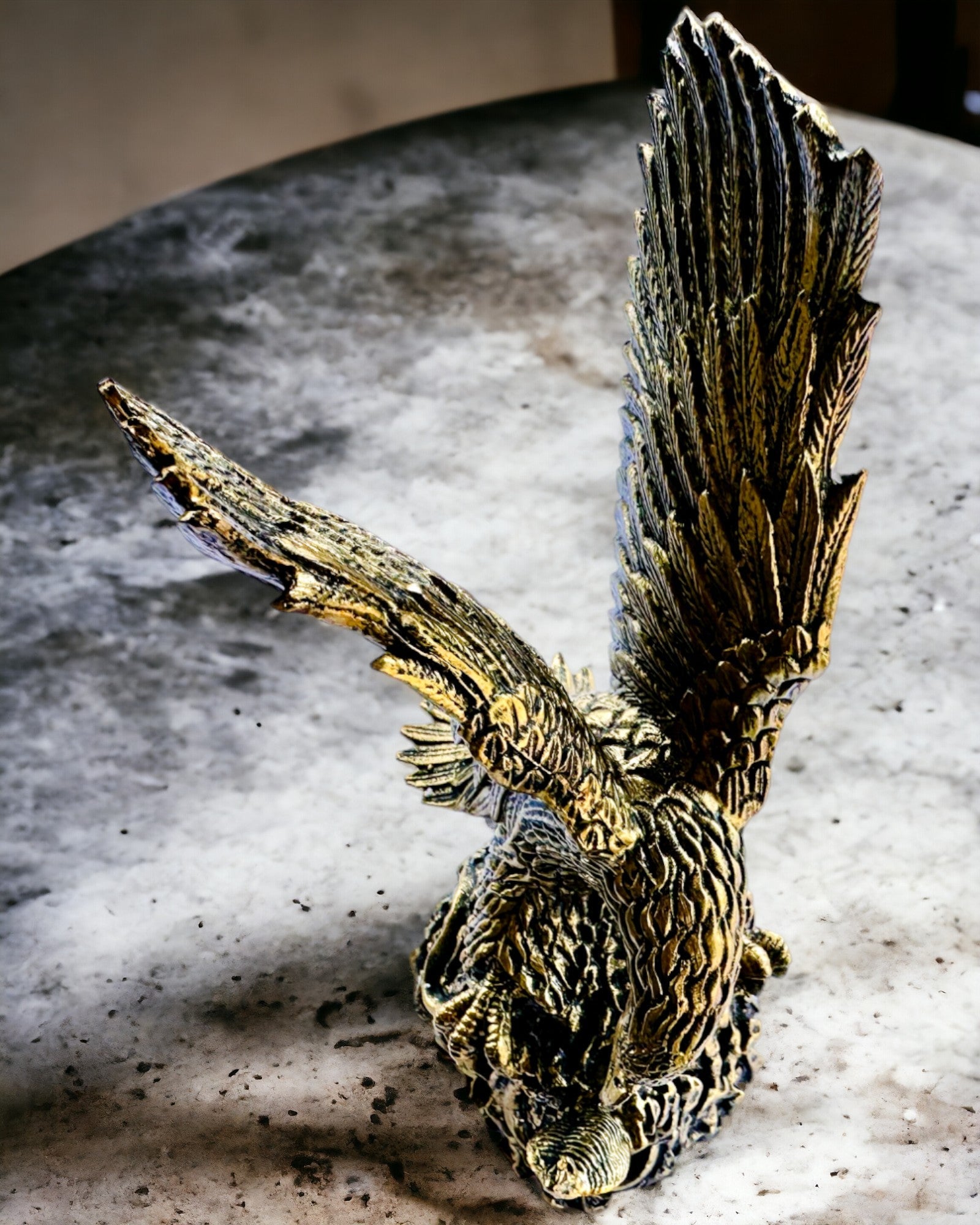 Orzeł Królewski – Dekoratívna Figúrka z Živice s Možnosťou Gravírovania