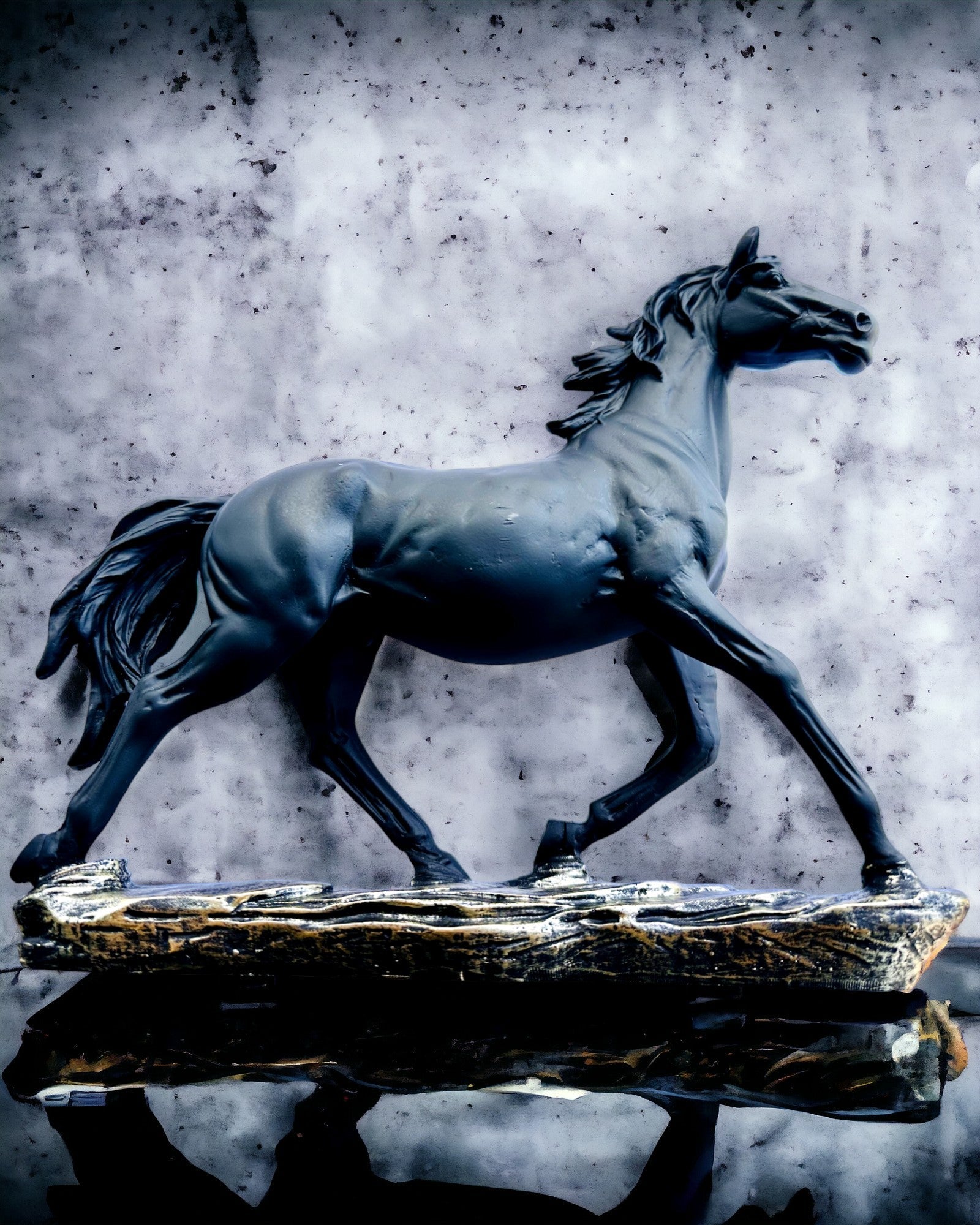 "Czarny Galop" - Elegantná Figúrka Koňa s Možnosťou Gravírovania