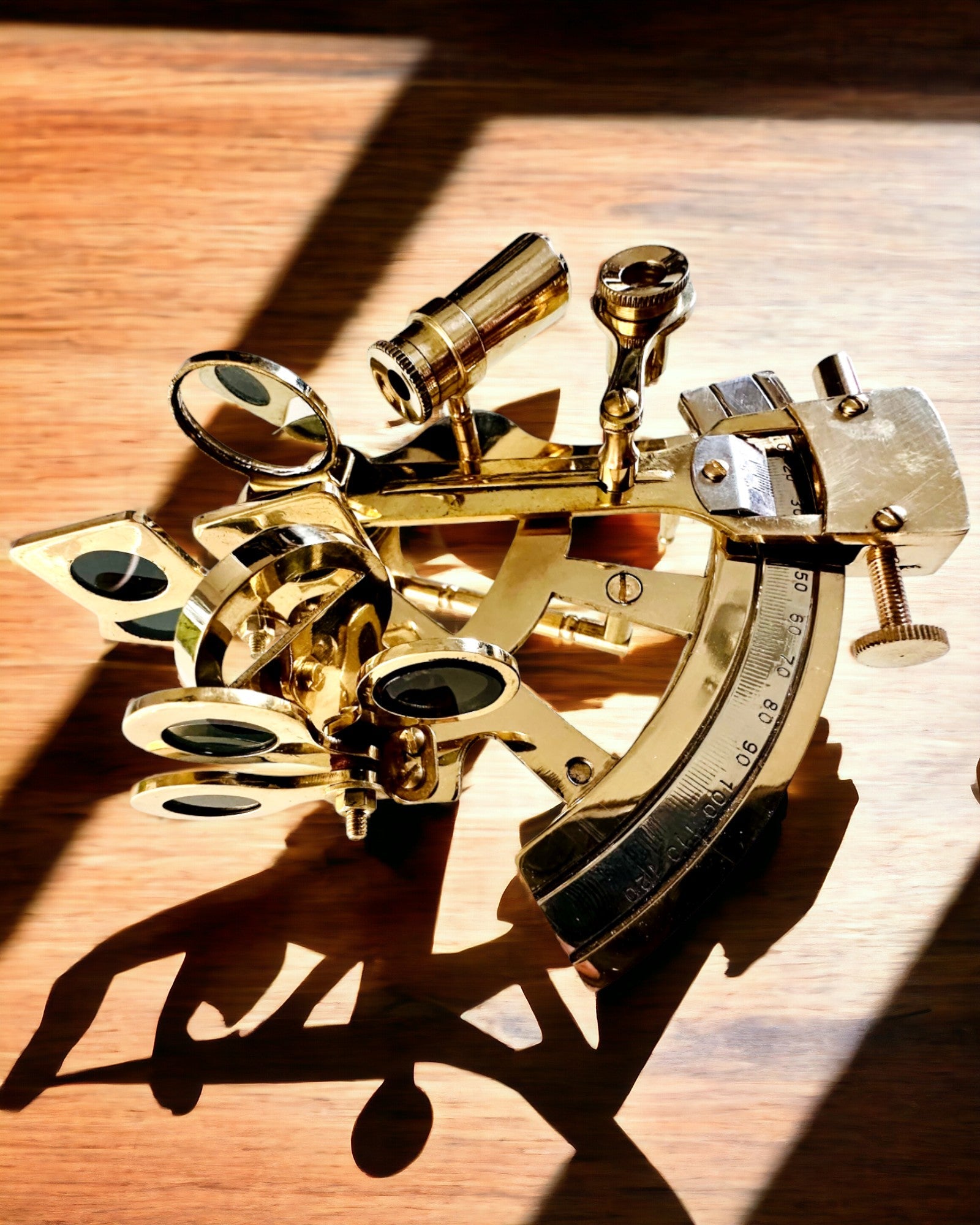 Umelecký sextant zlatej farby - možnosť personalizácie gravírovaním