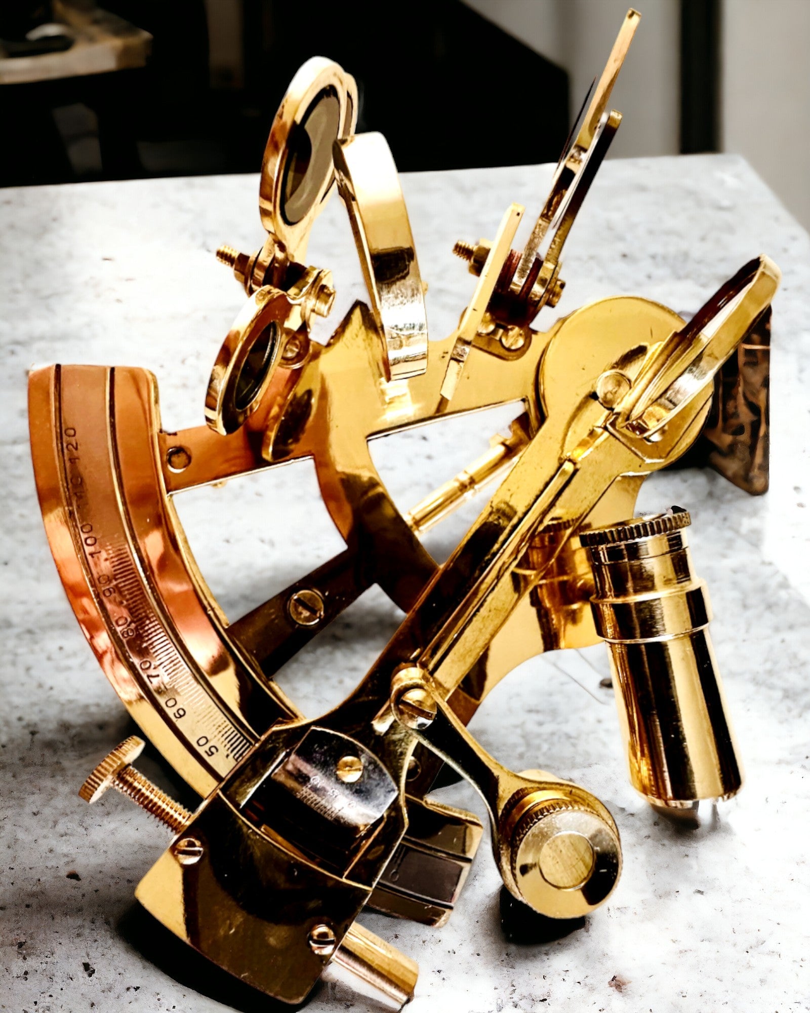 Umelecký sextant zlatej farby - možnosť personalizácie gravírovaním