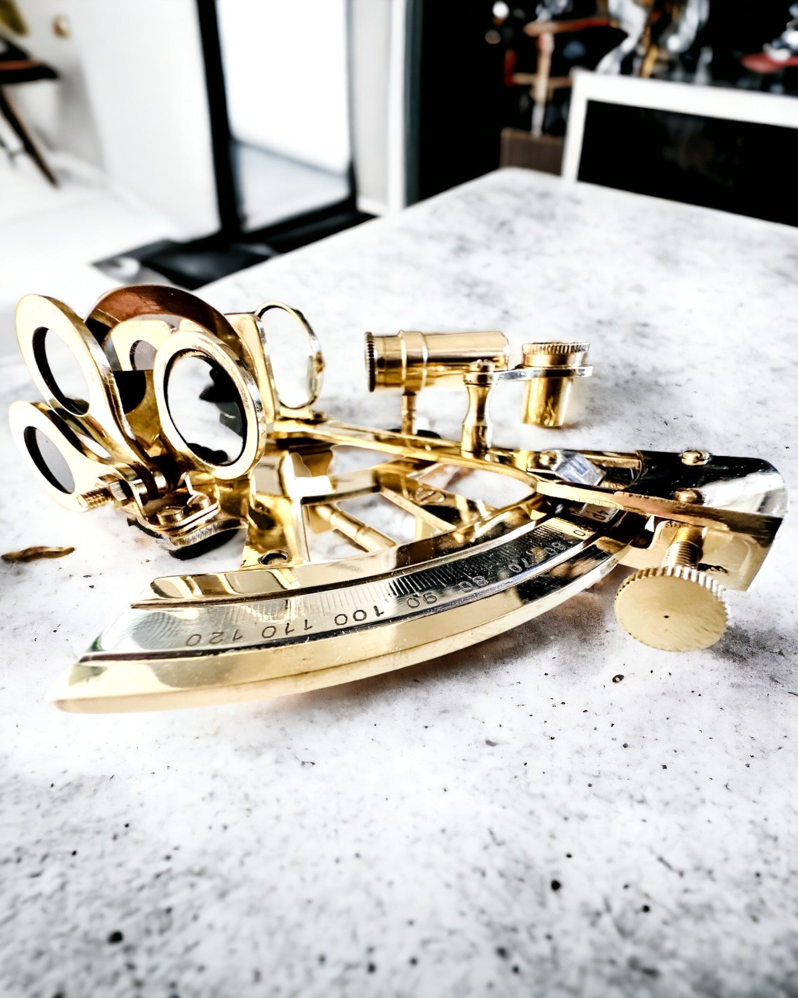 Umelecký sextant zlatej farby - možnosť personalizácie gravírovaním
