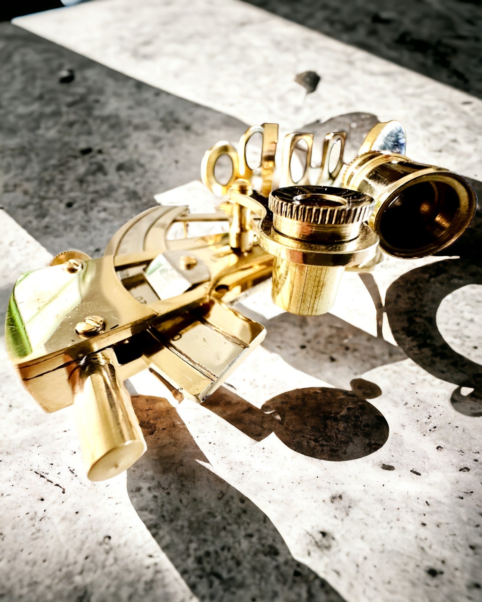 Umelecký sextant zlatej farby - možnosť personalizácie gravírovaním
