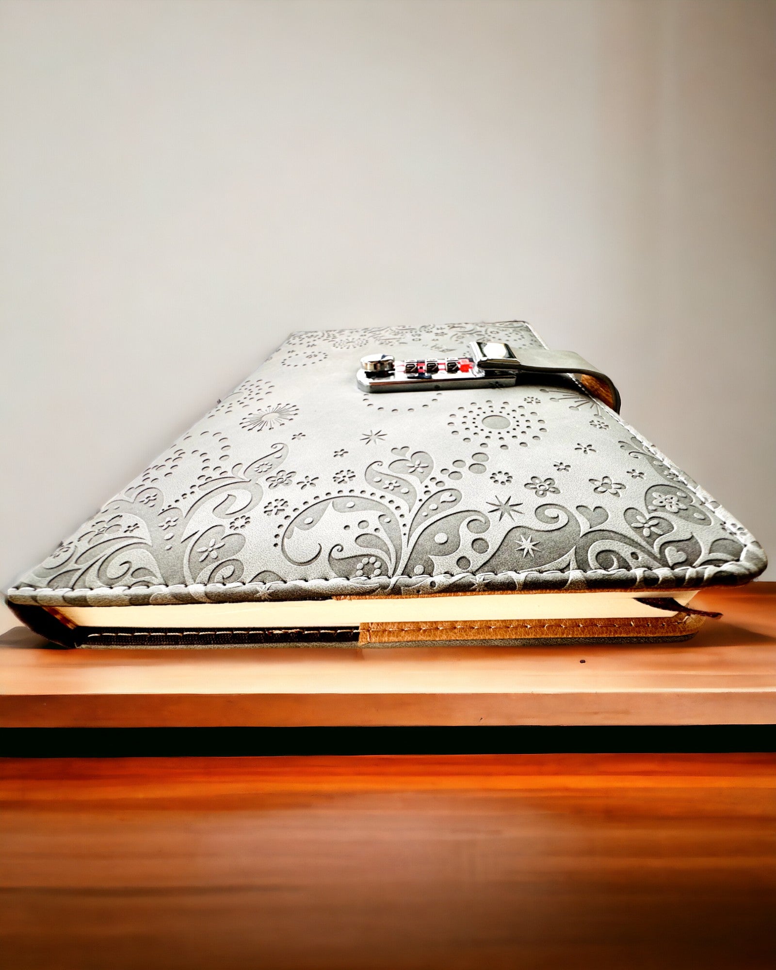 Exkluzívny Zápisník, PU koža, A5 so Zámkom na Kód - "Secret Journal", personalizácia gravírovaním