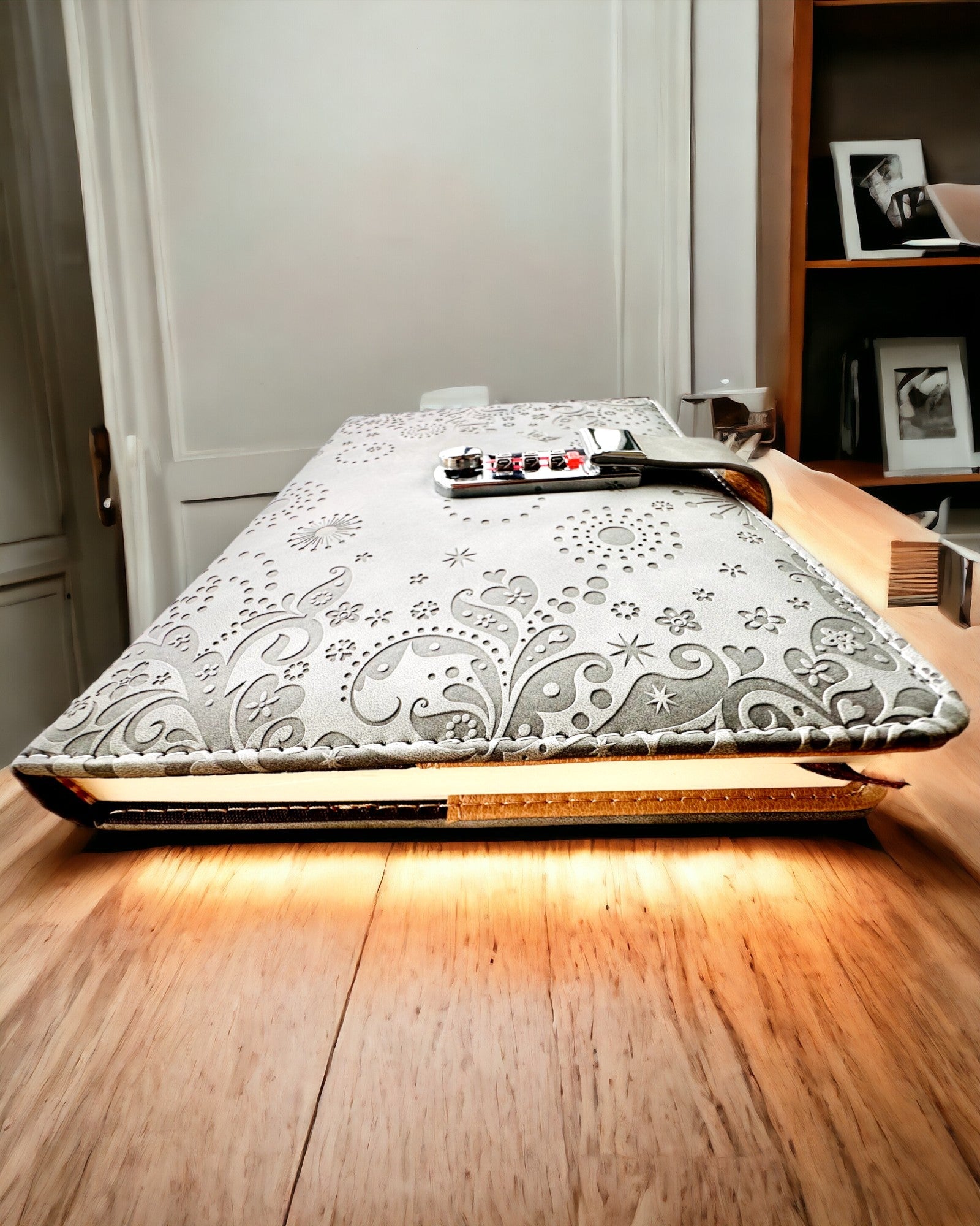 Exkluzívny Zápisník, PU koža, A5 so Zámkom na Kód - "Secret Journal", personalizácia gravírovaním