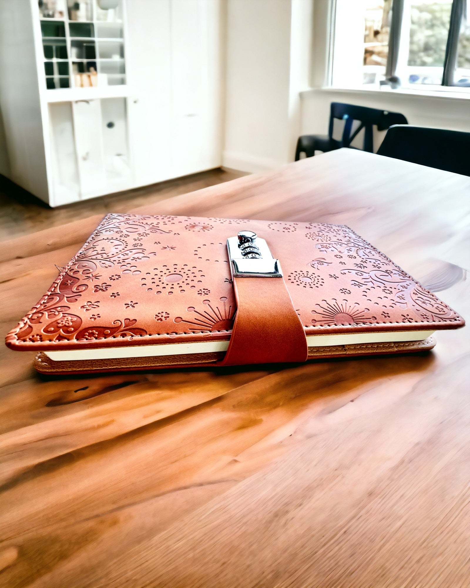 Exkluzívny Zápisník, PU koža, A5 so Zámkom na Kód - "Secret Journal", personalizácia gravírovaním