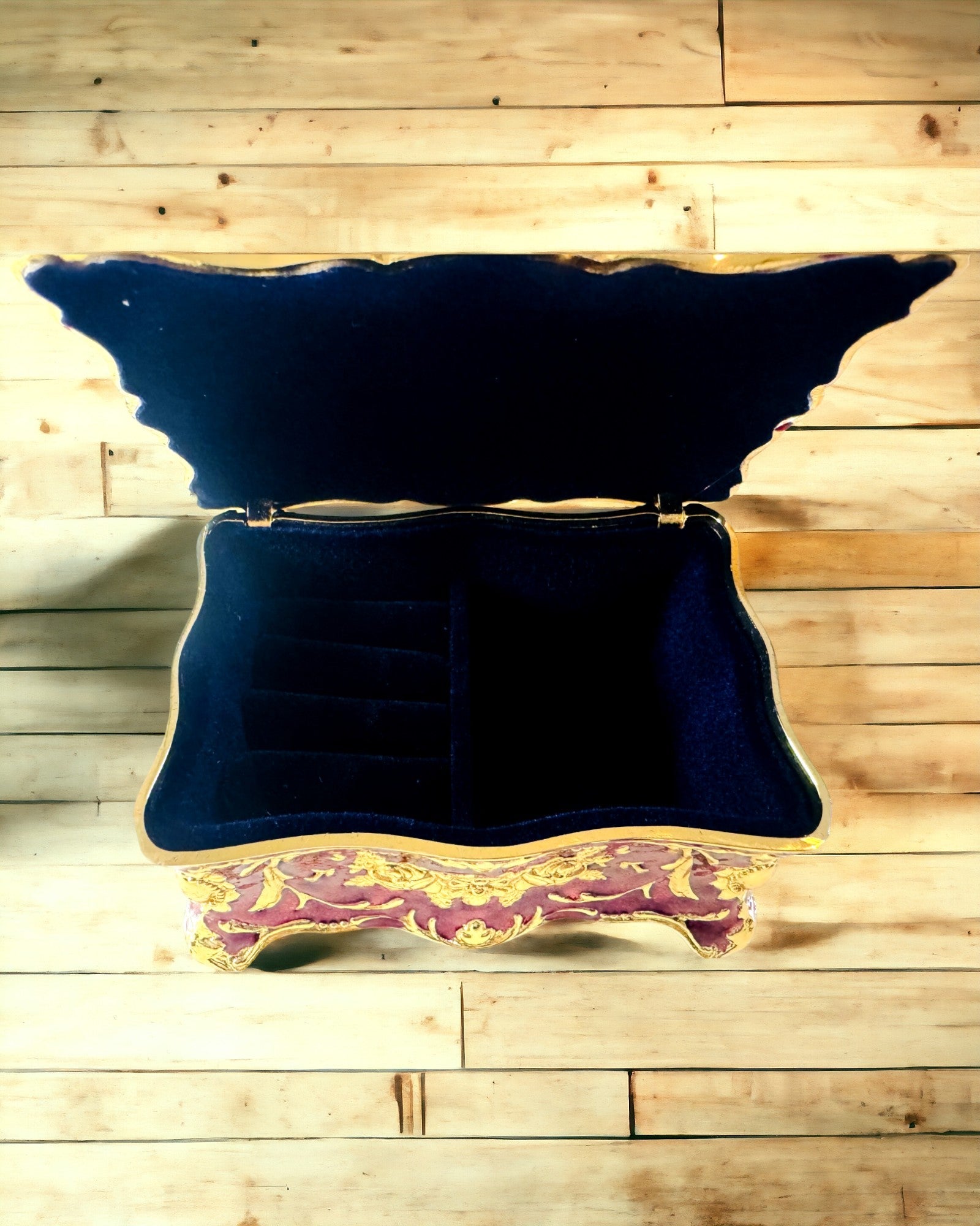 Skrinka, Organizér na Šperky v Štýle Vintage – Kovová Skrinka na Poklady s Ozdobnými Prvkami