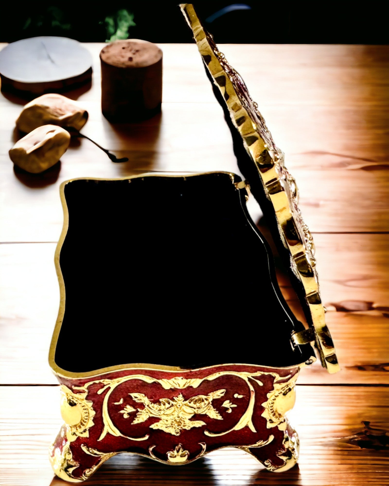 Skrinka, Organizér na Šperky v Štýle Vintage – Kovová Skrinka na Poklady s Ozdobnými Prvkami