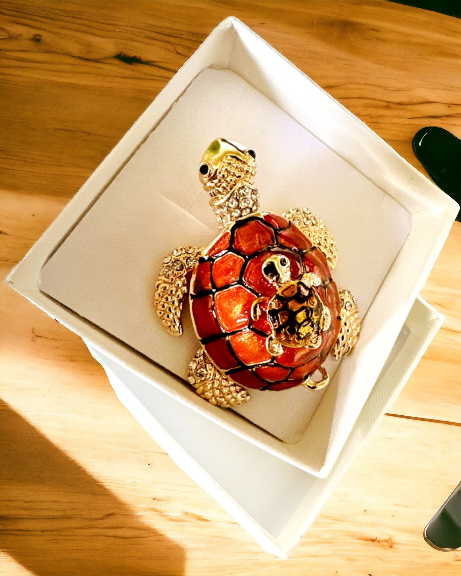 Skrinka "Korytnačia Rodinka" - farba oranžová, personalizácia gravírovaním