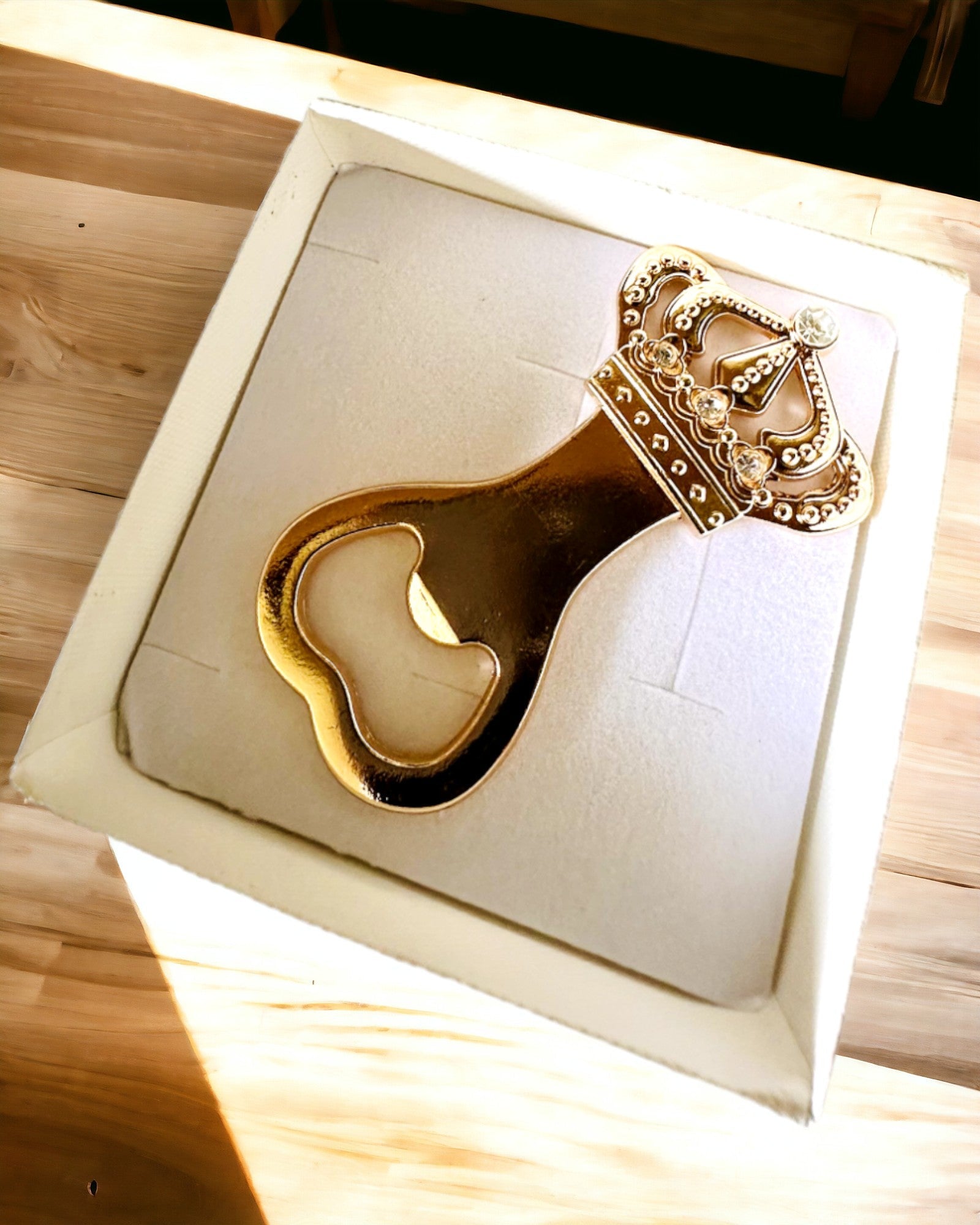 Otvárač na fľaše Koruna Kráľa - farba zlatá, možnosť personalizácie gravírovaním