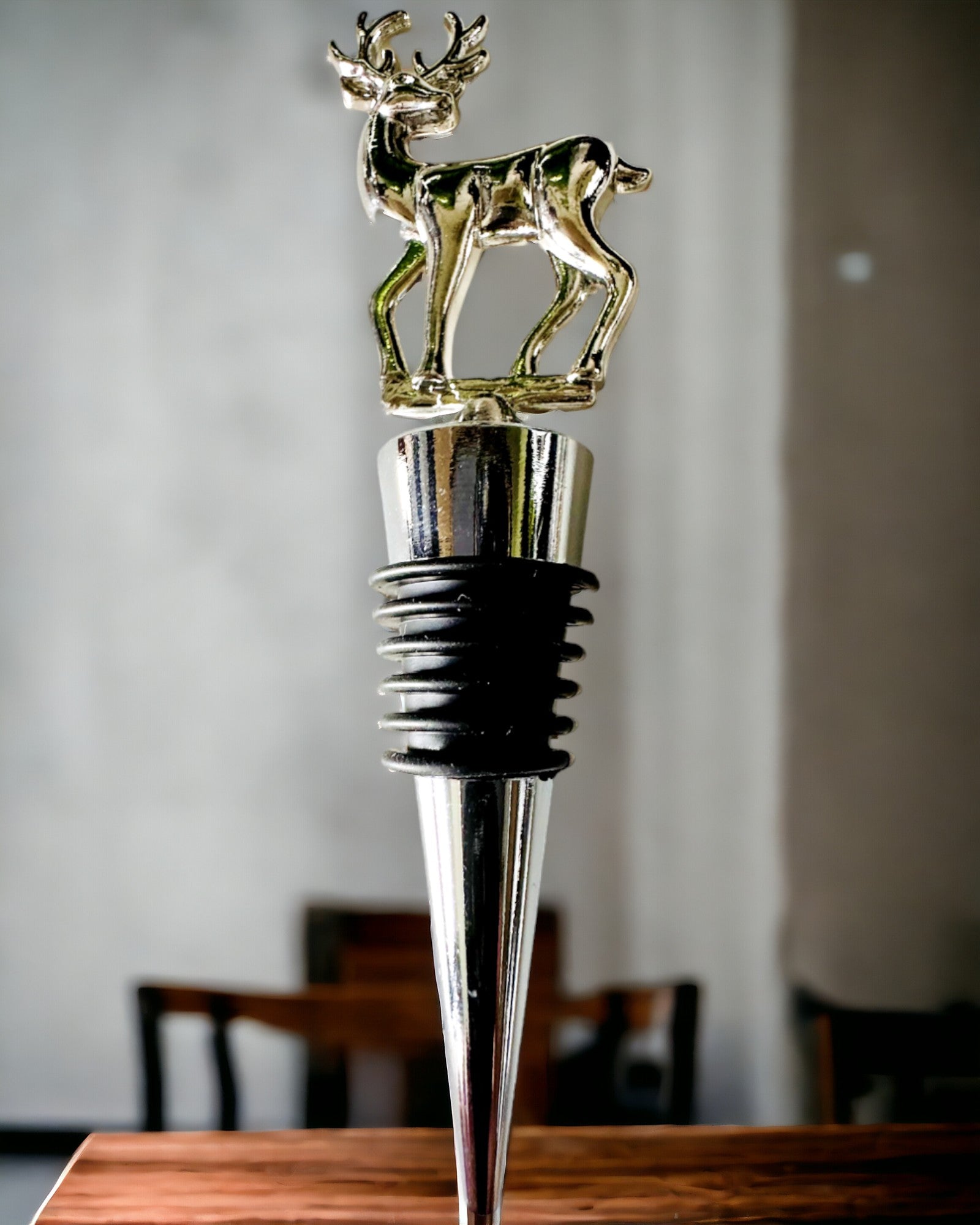 Exkluzívny Kovový Zátka na Víno s Jeleňom - Elegantný a Funkčný, možnosť personalizácie gravírovaním