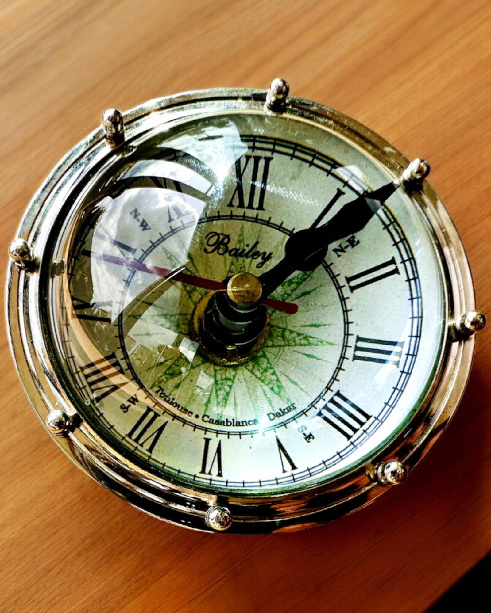 Bailey Compass Clock - Elegantné hodiny s motívom kompasu s možnosťou gravírovania