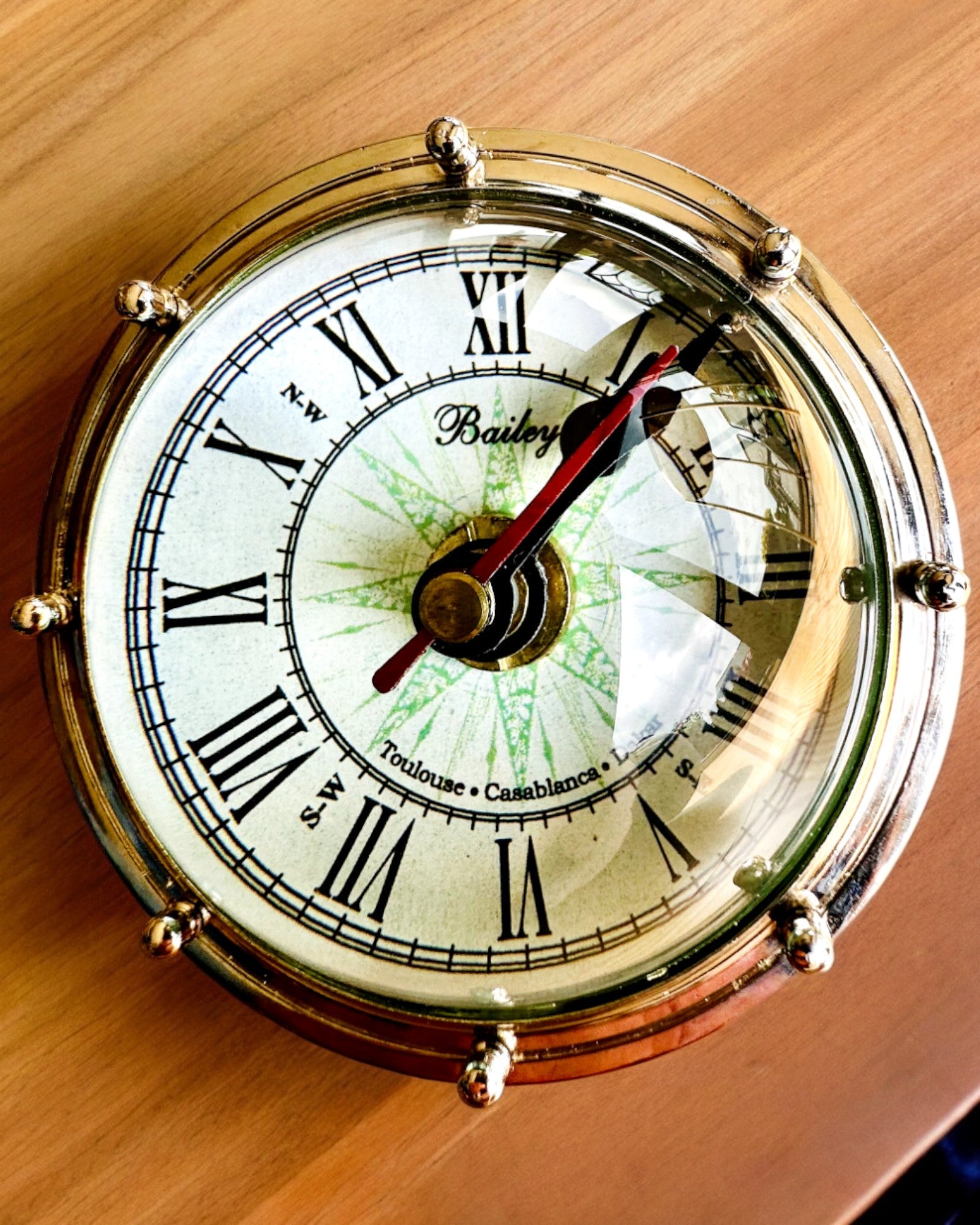 Bailey Compass Clock - Elegantné hodiny s motívom kompasu s možnosťou gravírovania