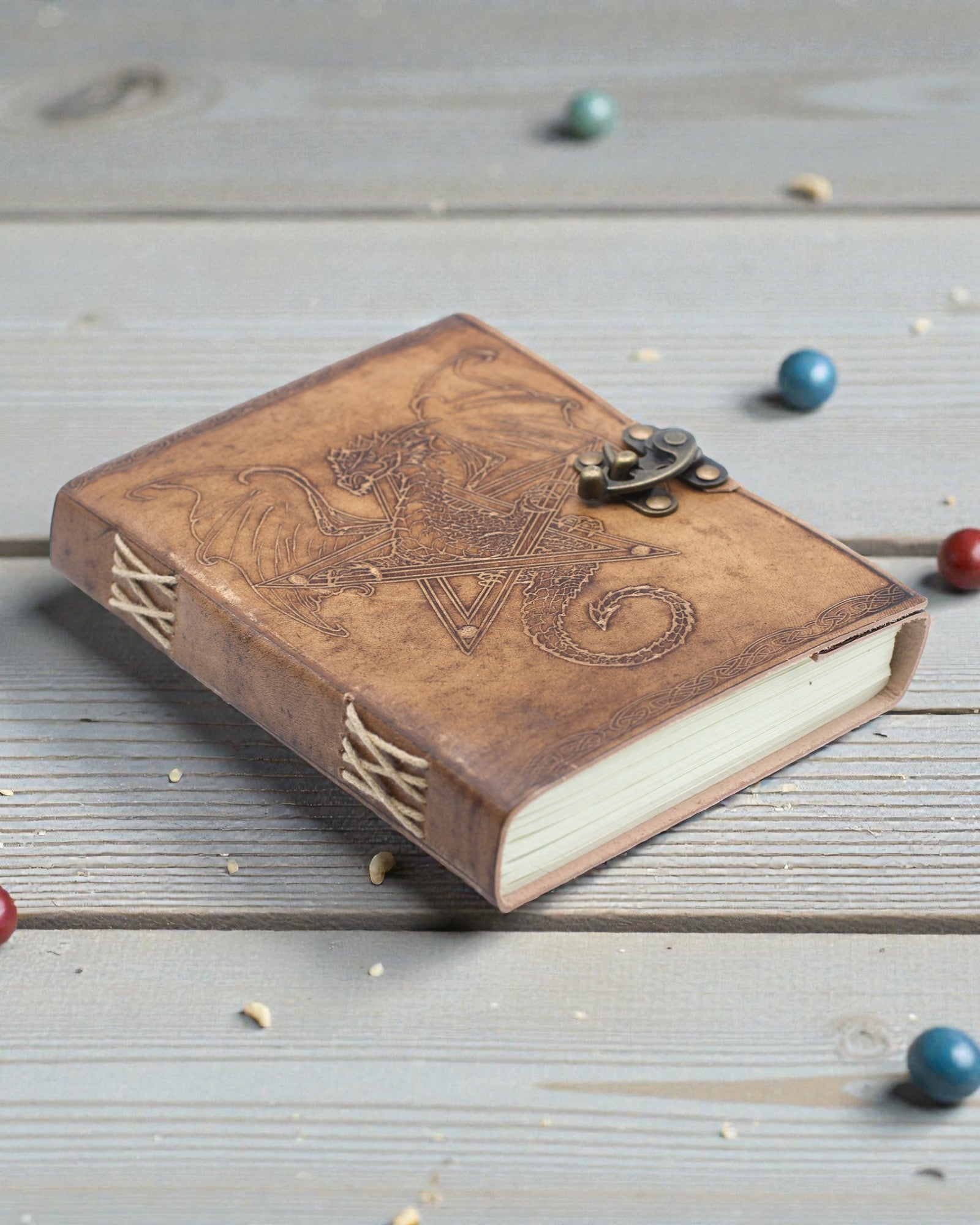 Skórzany Notatnik Smok Strażnik Legend – Ręcznie Tłoczony 20 × 15 cm