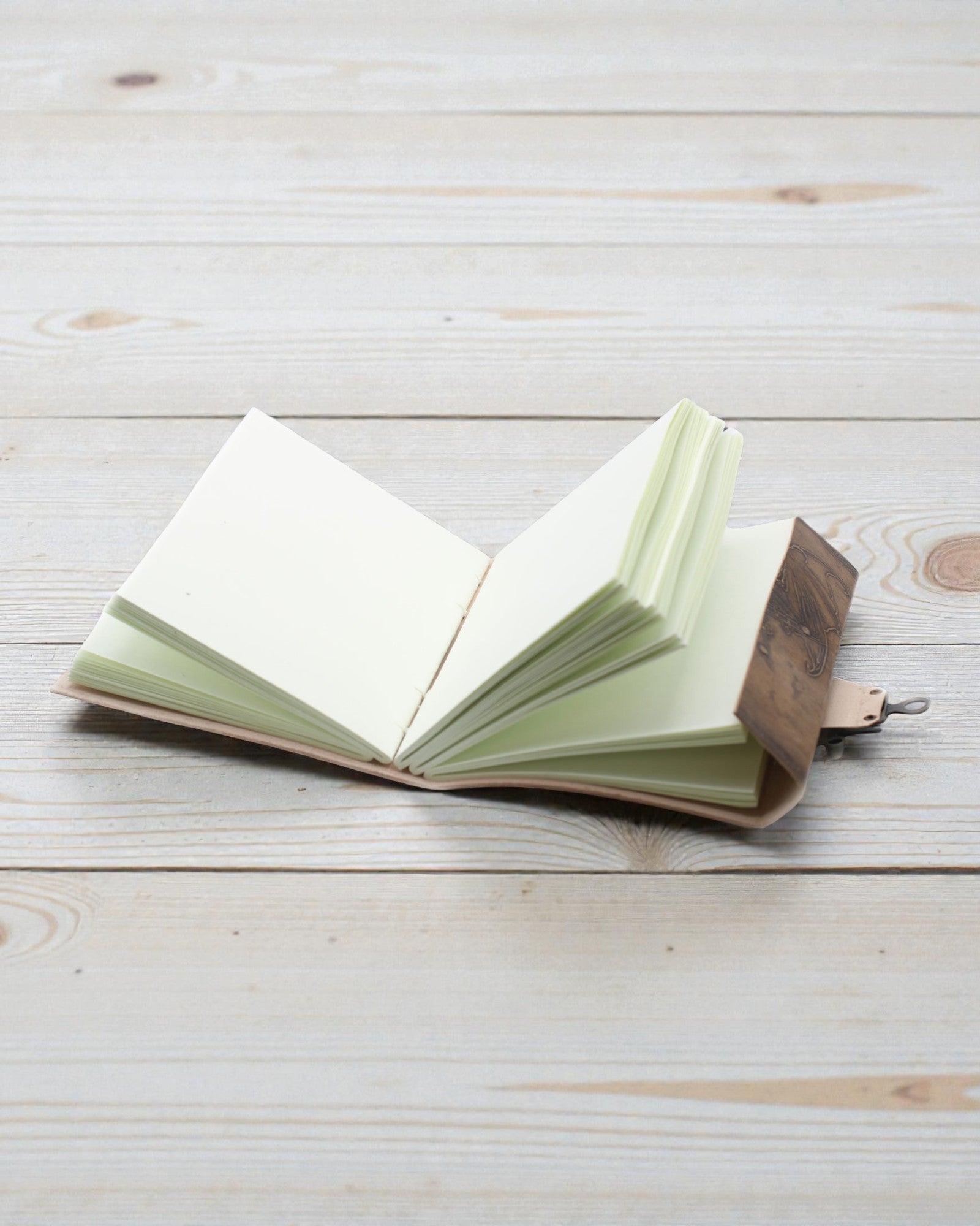 Skórzany Notatnik Smok Strażnik Legend – Ręcznie Tłoczony 20 × 15 cm