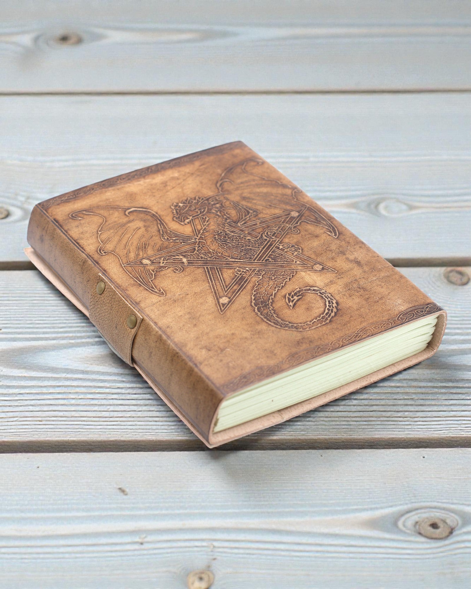 Skórzany Notatnik Smok Strażnik Legend – Ręcznie Tłoczony 20 × 15 cm