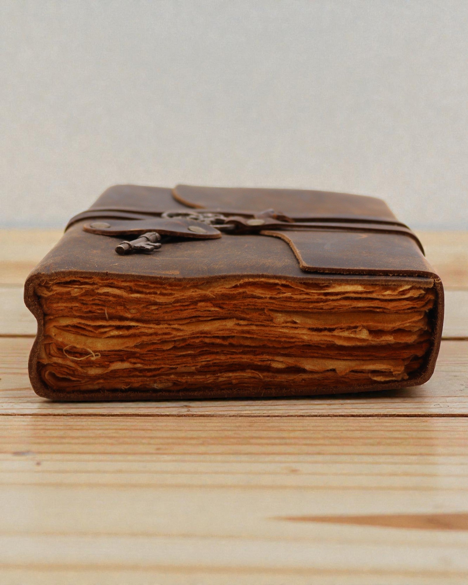 Zápisník z olejovanej kože s kľúčikom na tajomstvá – denník v retro štýle 13 × 18 cm