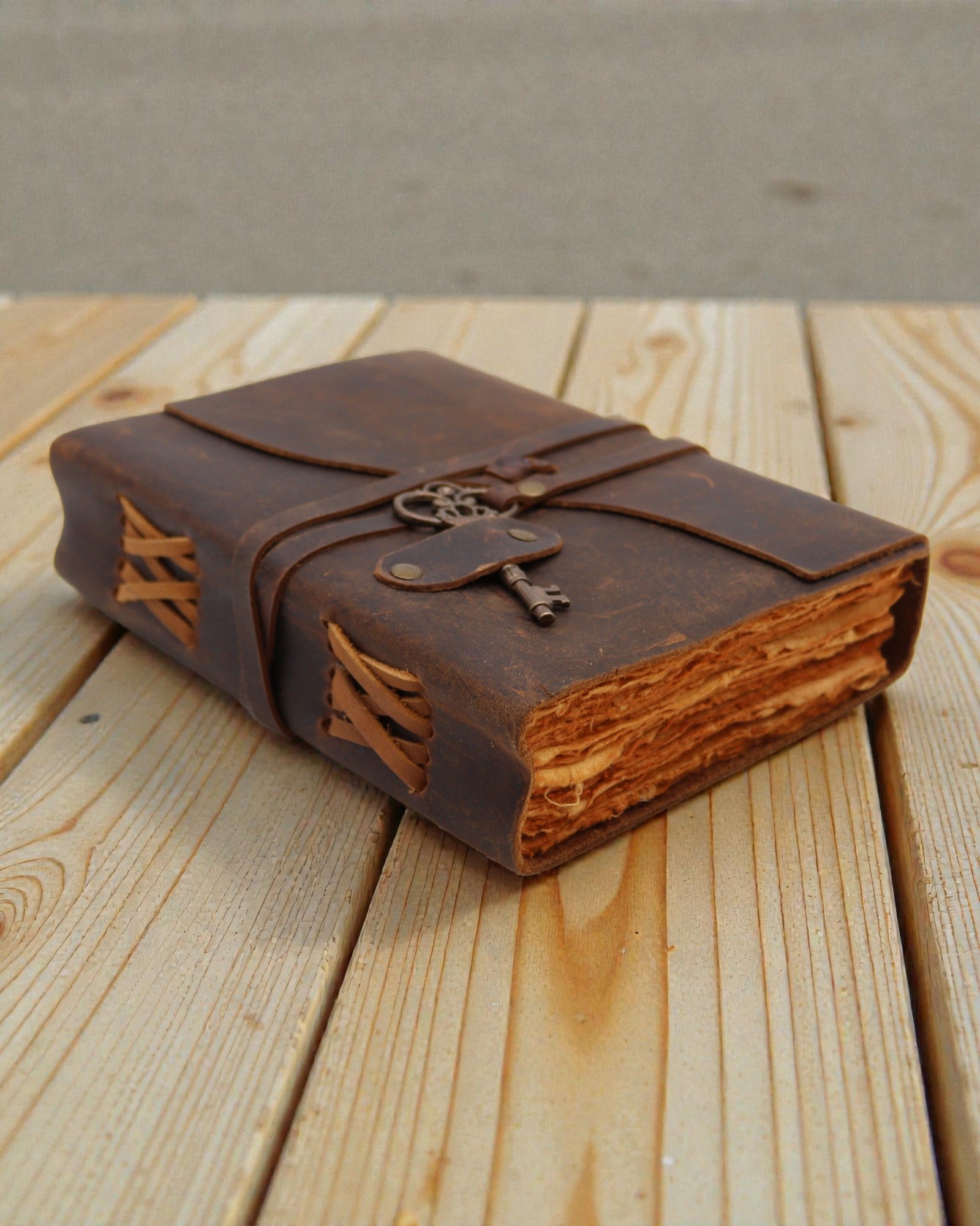 Zápisník z olejovanej kože s kľúčikom na tajomstvá – denník v retro štýle 13 × 18 cm