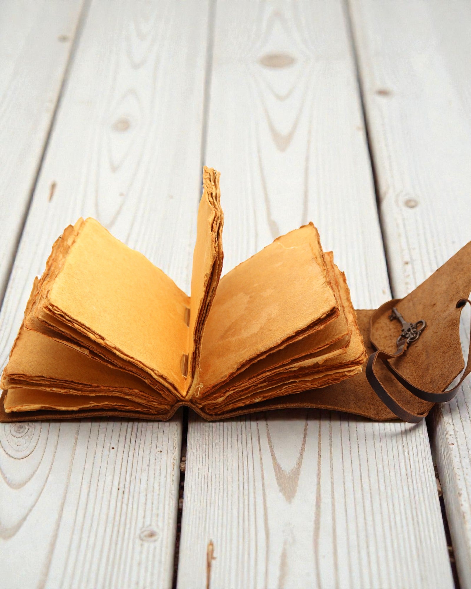 Zápisník z olejovanej kože s kľúčikom na tajomstvá – denník v retro štýle 13 × 18 cm