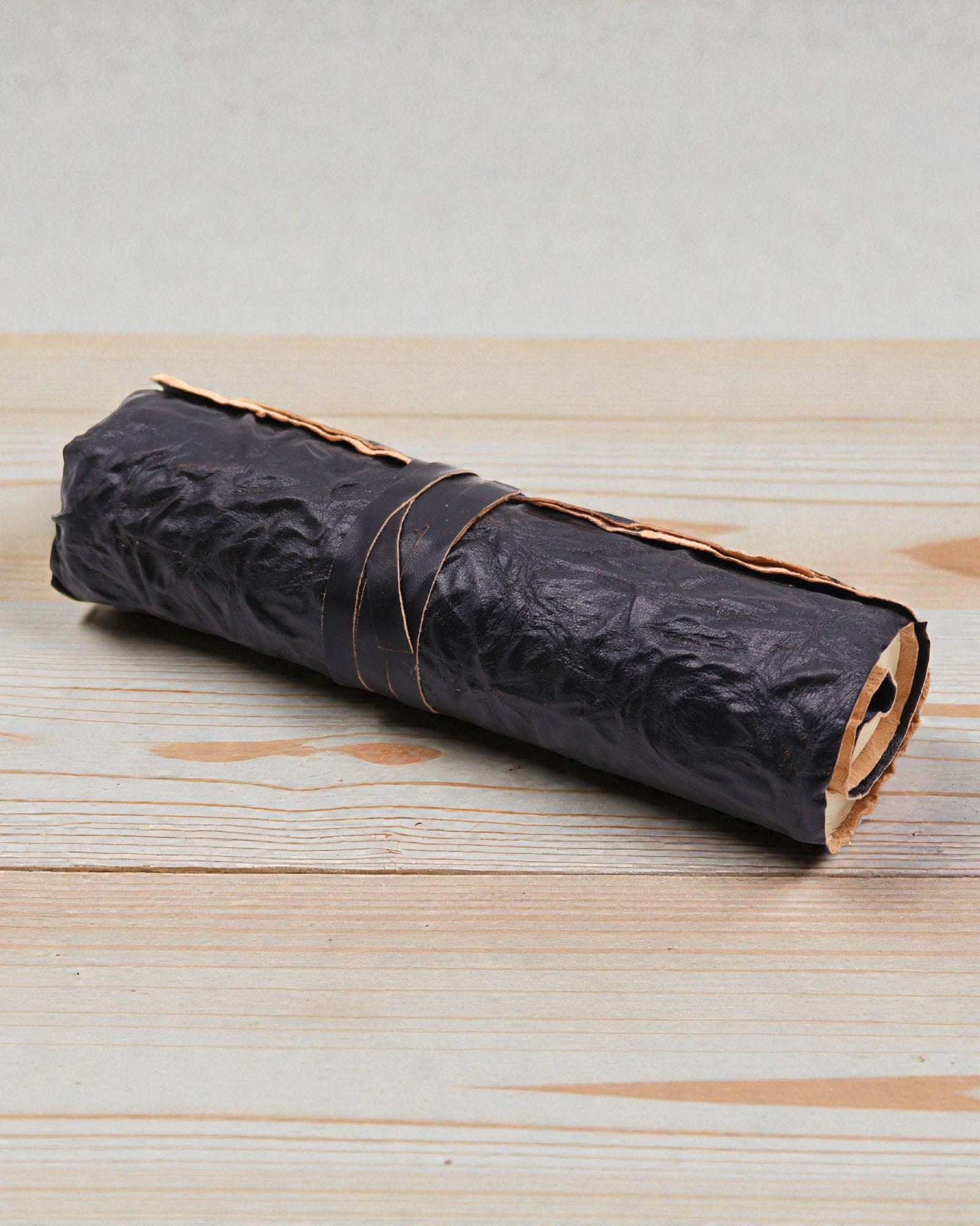 Zrolovaný kožený cestovný zápisník – 96 strán – čierny 21x15cm