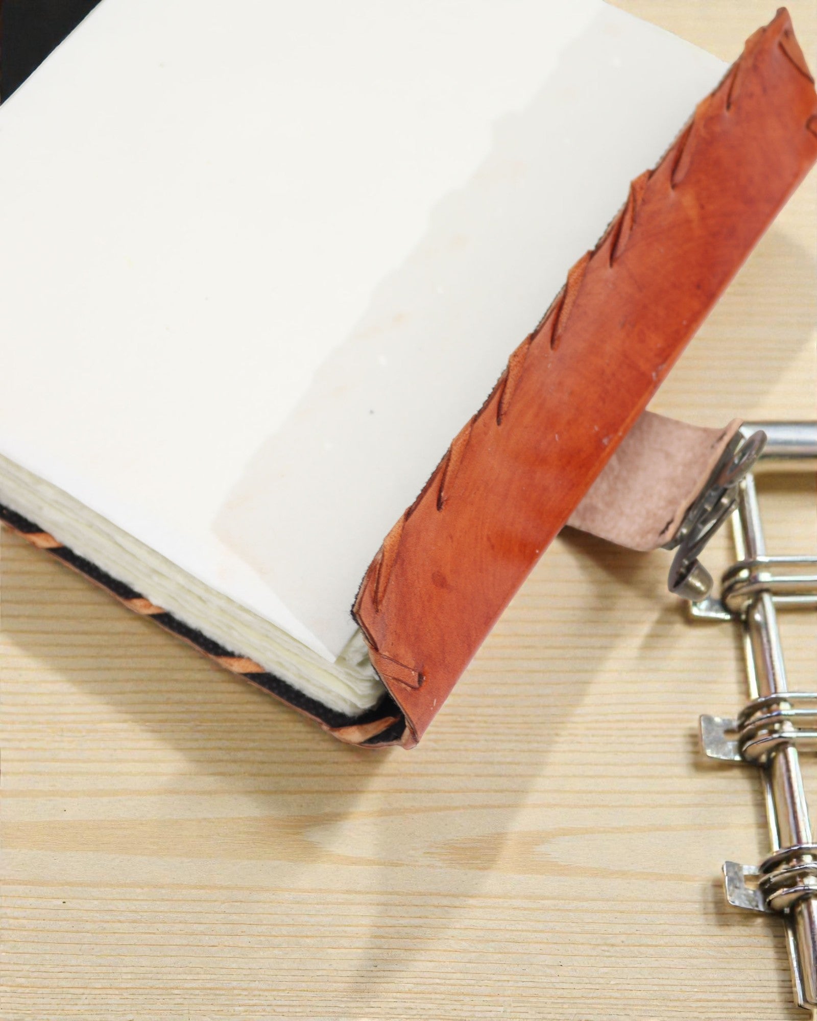 Solarius Guard – Skórzany Notatnik Złego Oka z Ręcznymi Przeszyciami