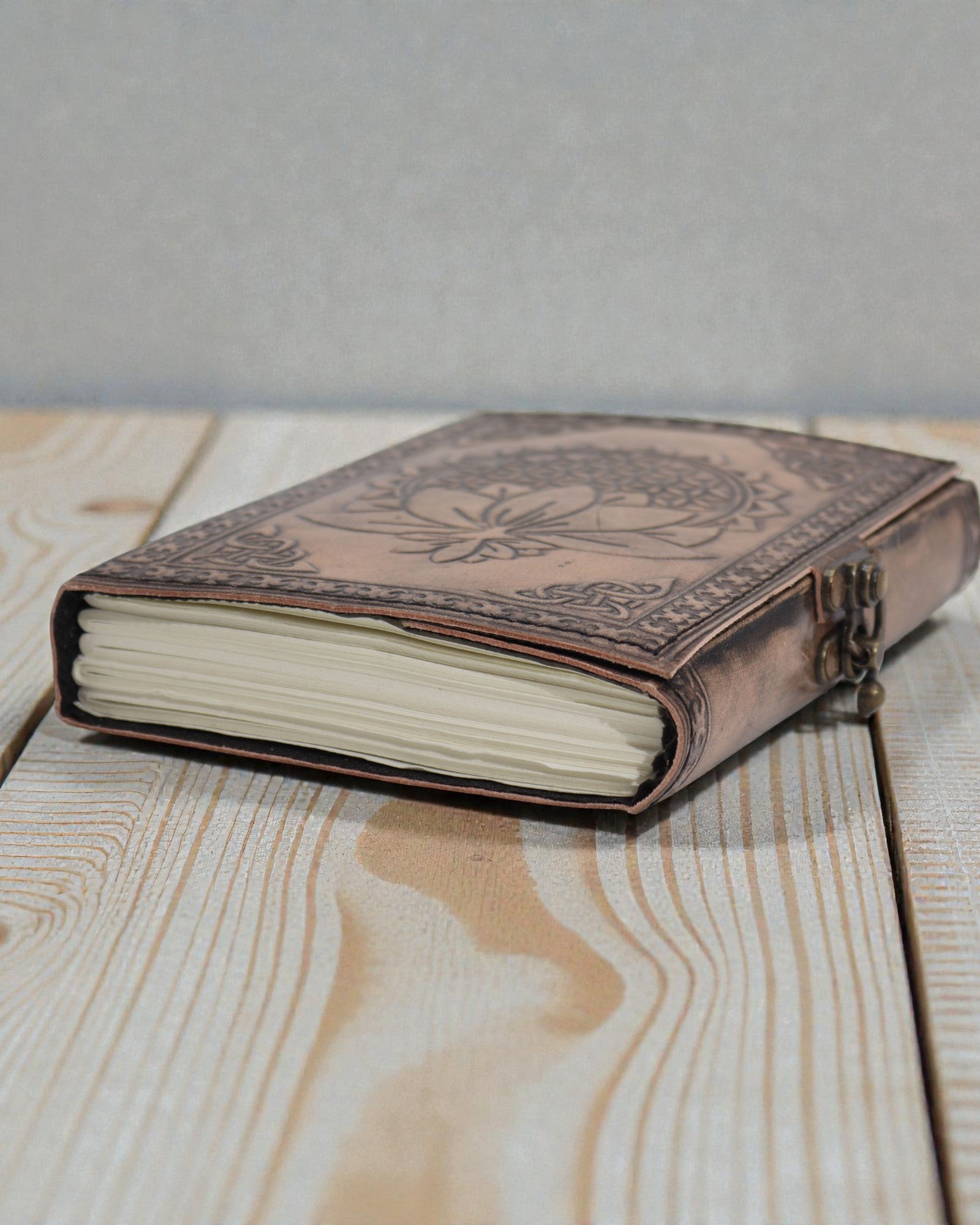 Skórzany Notatnik Lotos Mandala Serenity – Ezoteryczny Dziennik 17,5 × 12,5 cm