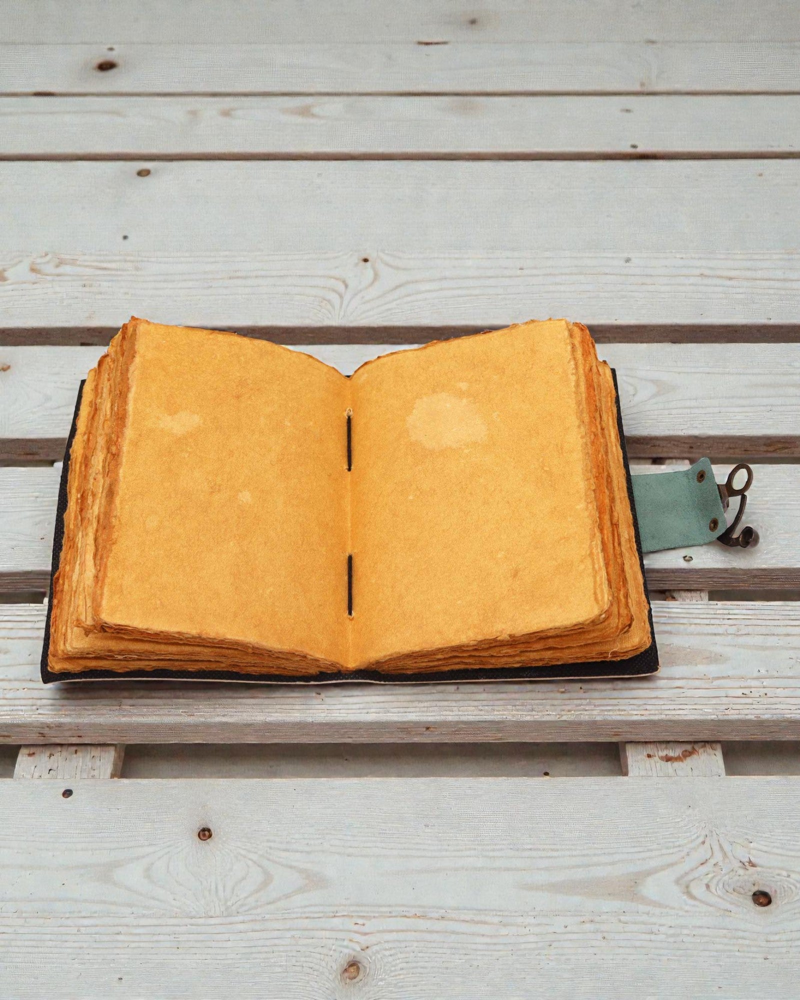 Kožený zápisník Fázy Mesiaca s neorezaným okrajom (17,8x12,7 cm)