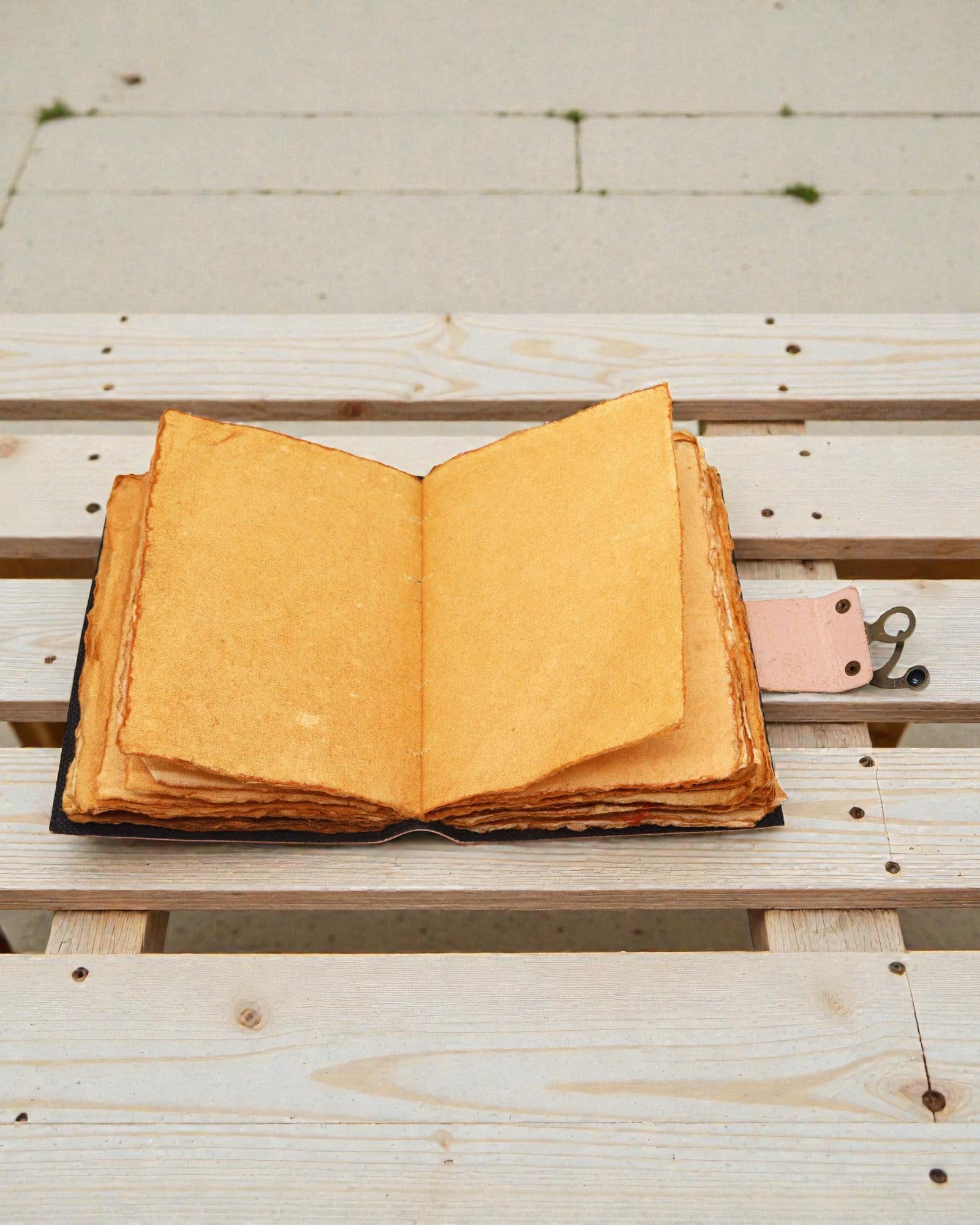 Kožený zápisník Sedem farieb čakry s trhaným okrajom (17,8x12,7 cm)