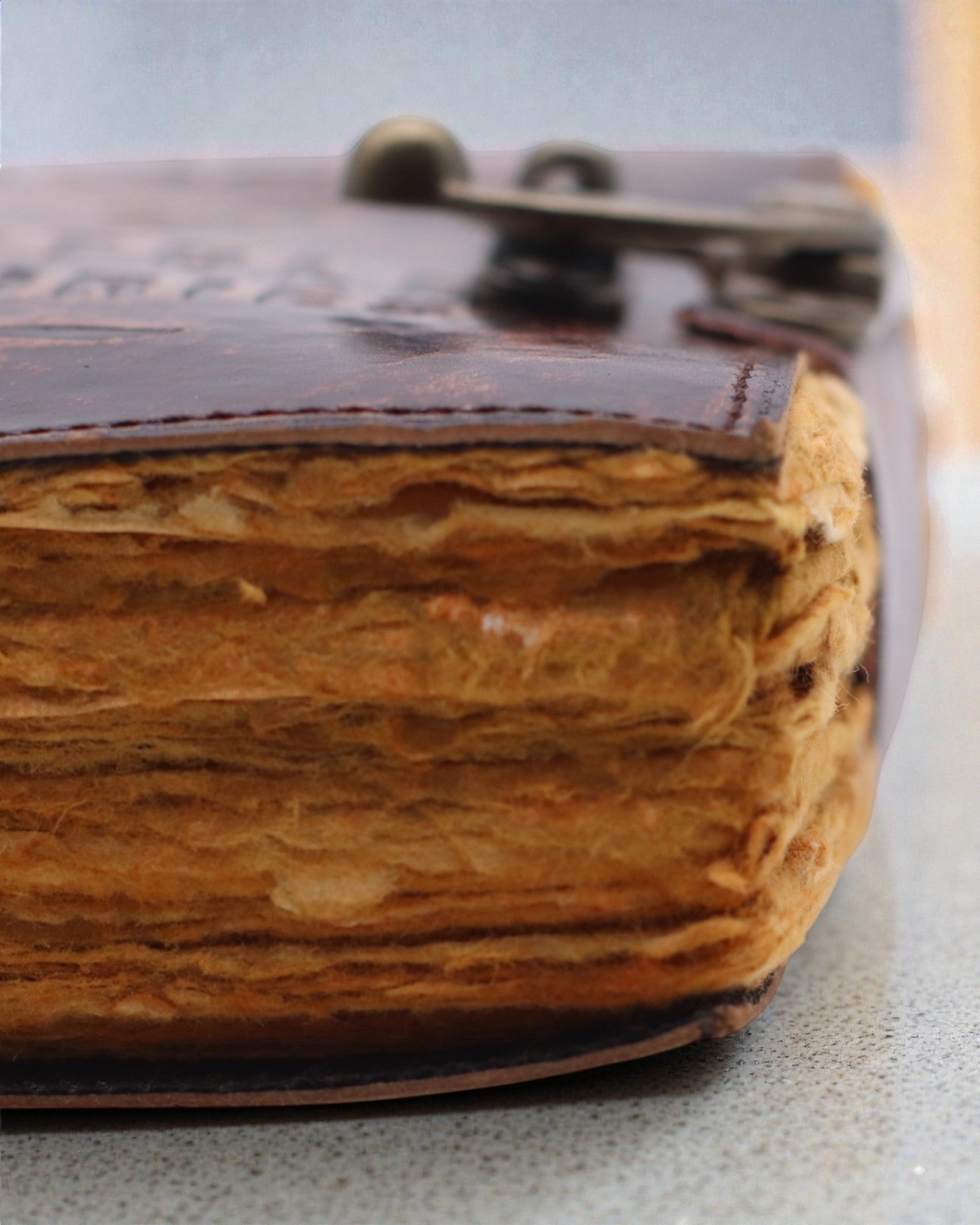 Antiqua Stories – kožený zápisník s umelo zostarnutými stránkami 15 × 10 cm, Zápisky nevyrozprávaných príbehov