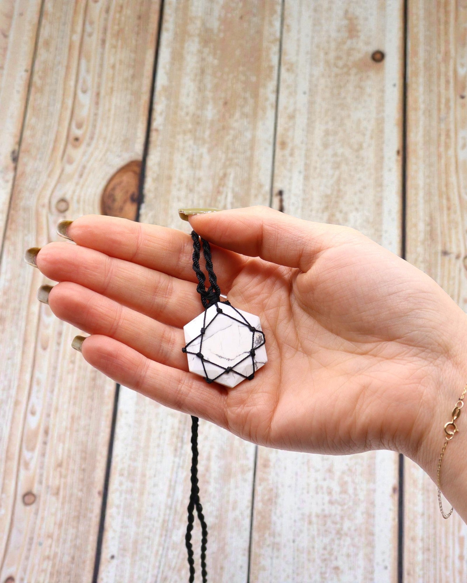 Biela rovnováha – náhrdelník makramé s bielym howlitom