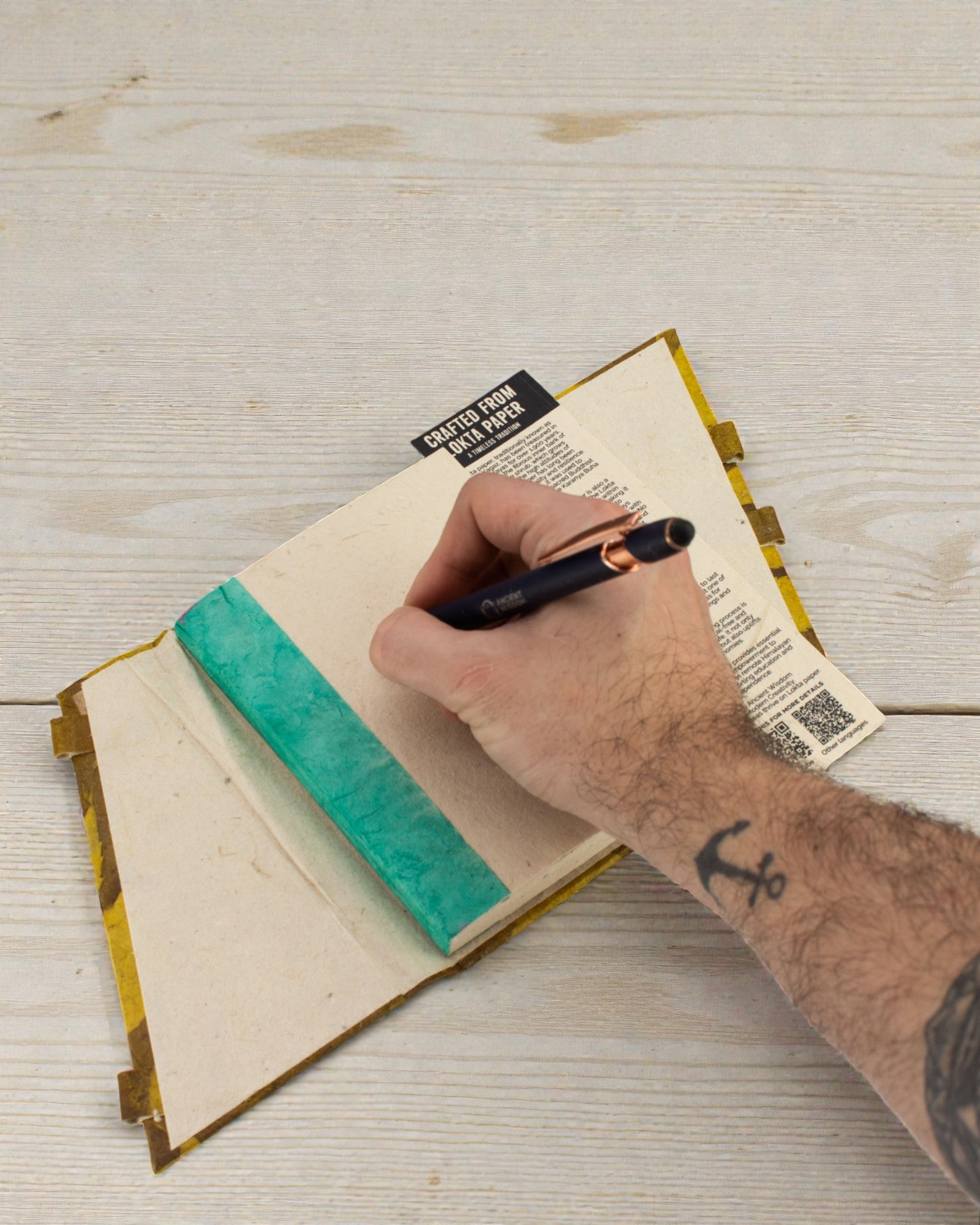 Lokta výrazný kvetinový zápisník s bambusovým uzáverom – stredný (15x12cm) – 45 listov – horčicovohnedý