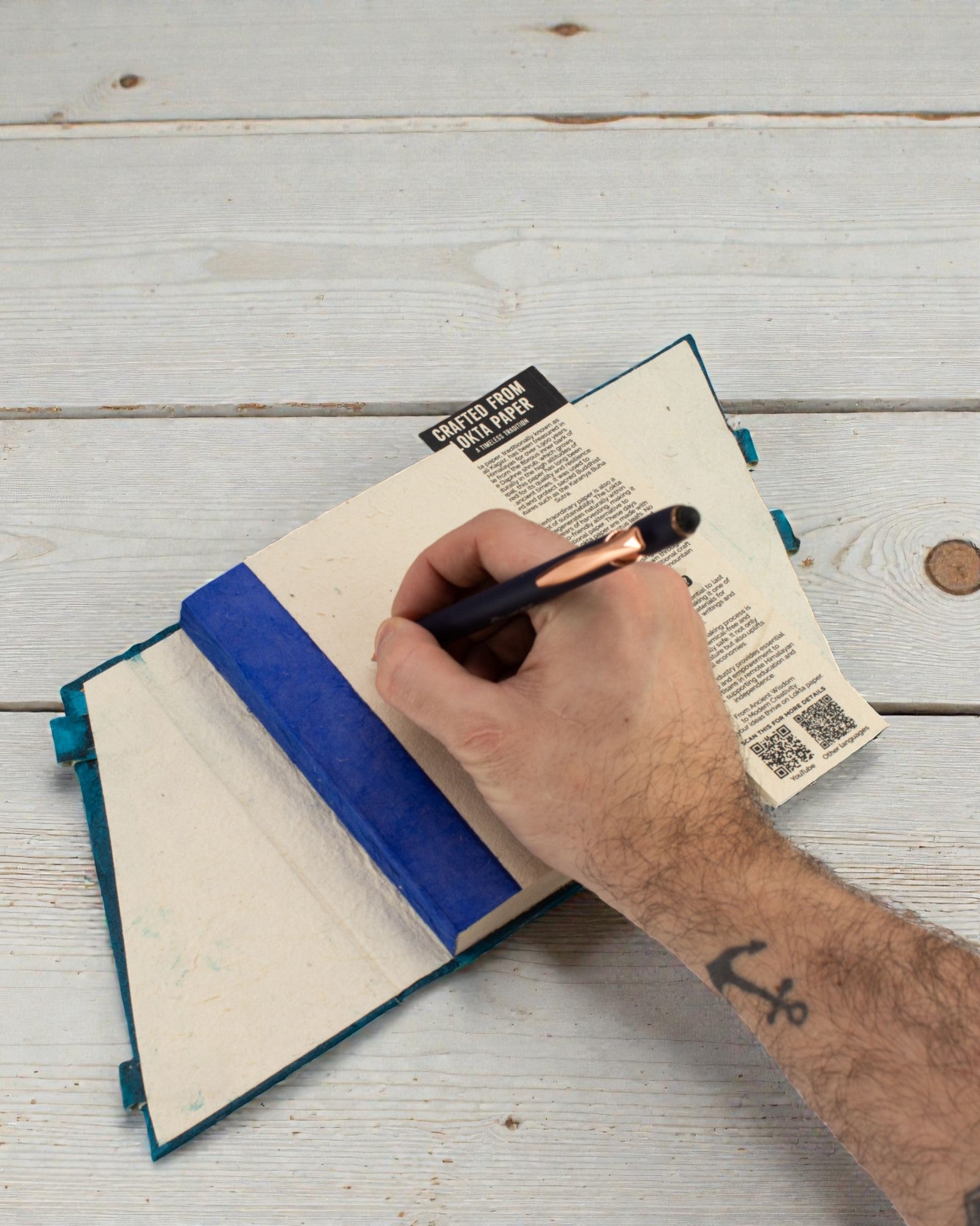 Średni Notatnik Lokta Odważne Kwiaty – Granatowy (45 kartek, 15 x 12 cm)