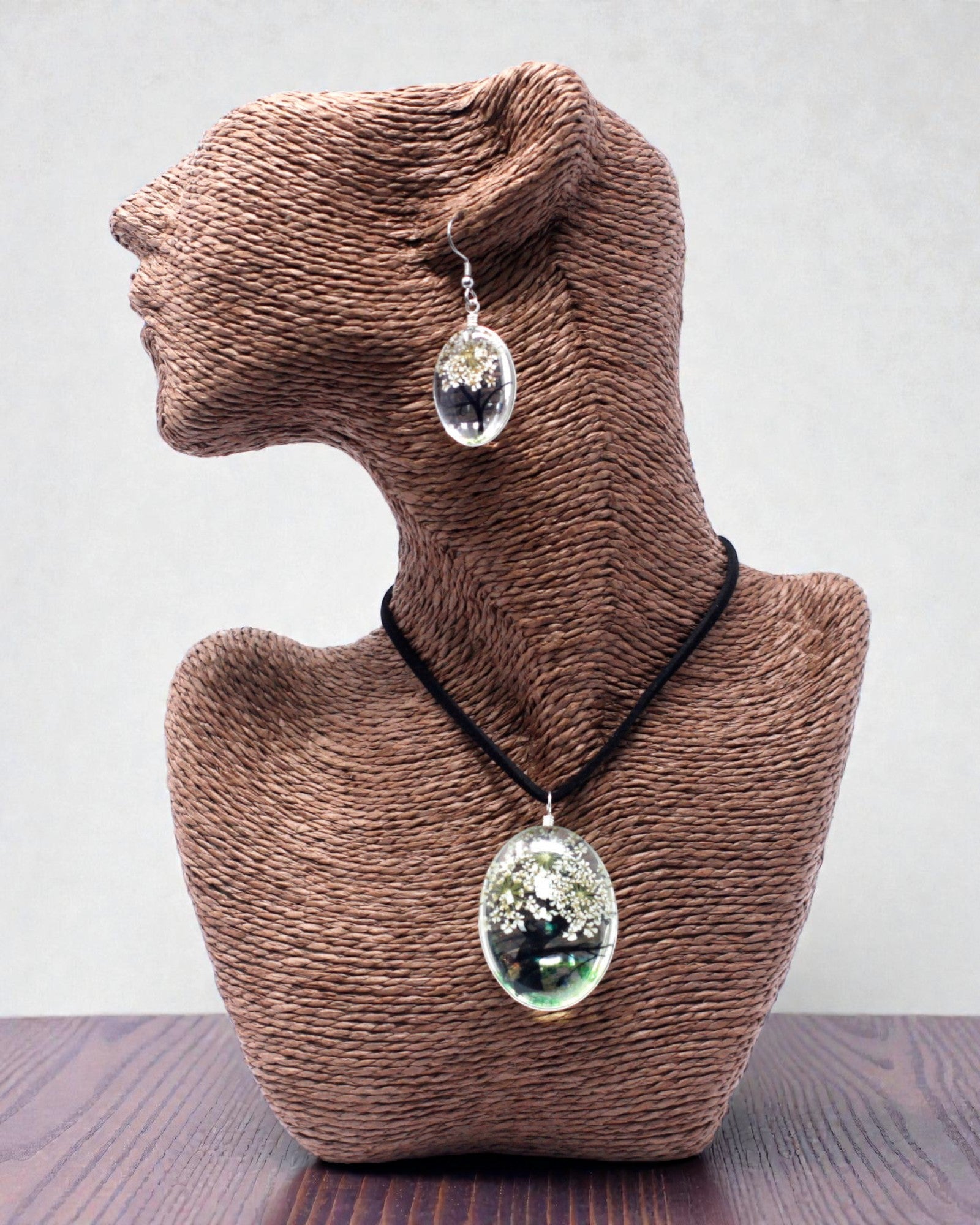 Biela harmónia – biela sada šperkov so sušenými kvetmi Strom života