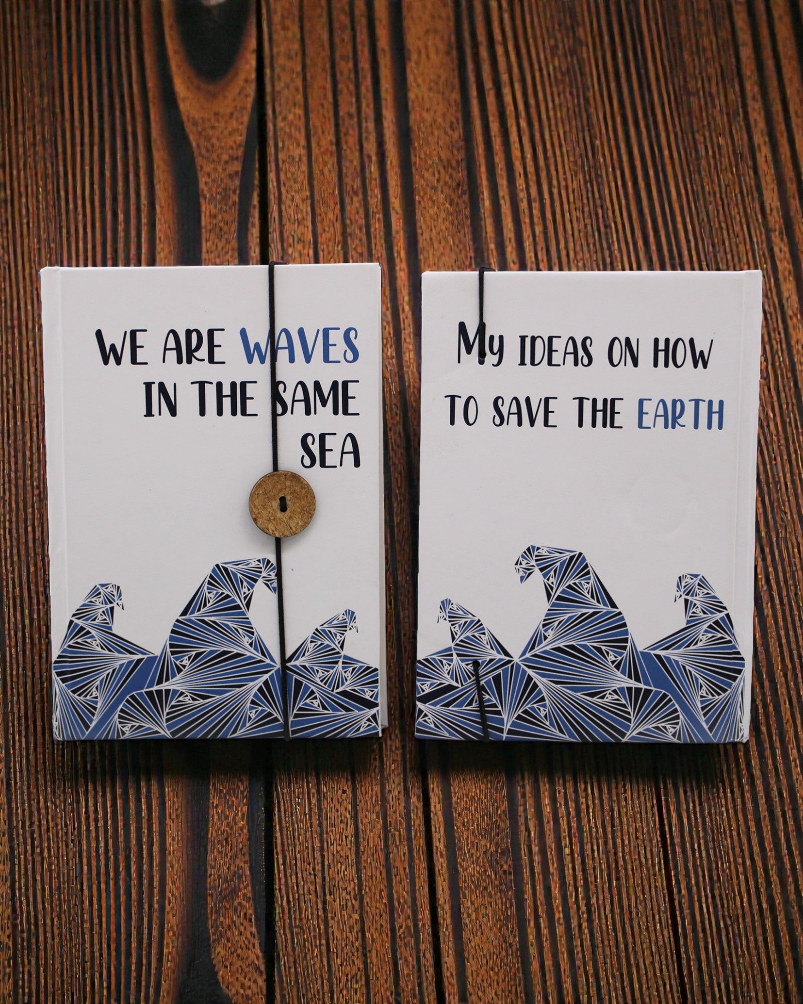 Waves Together – malý zápisník s remienkom a kokosovým gombíkom 18 × 12,5 cm, 200 strán