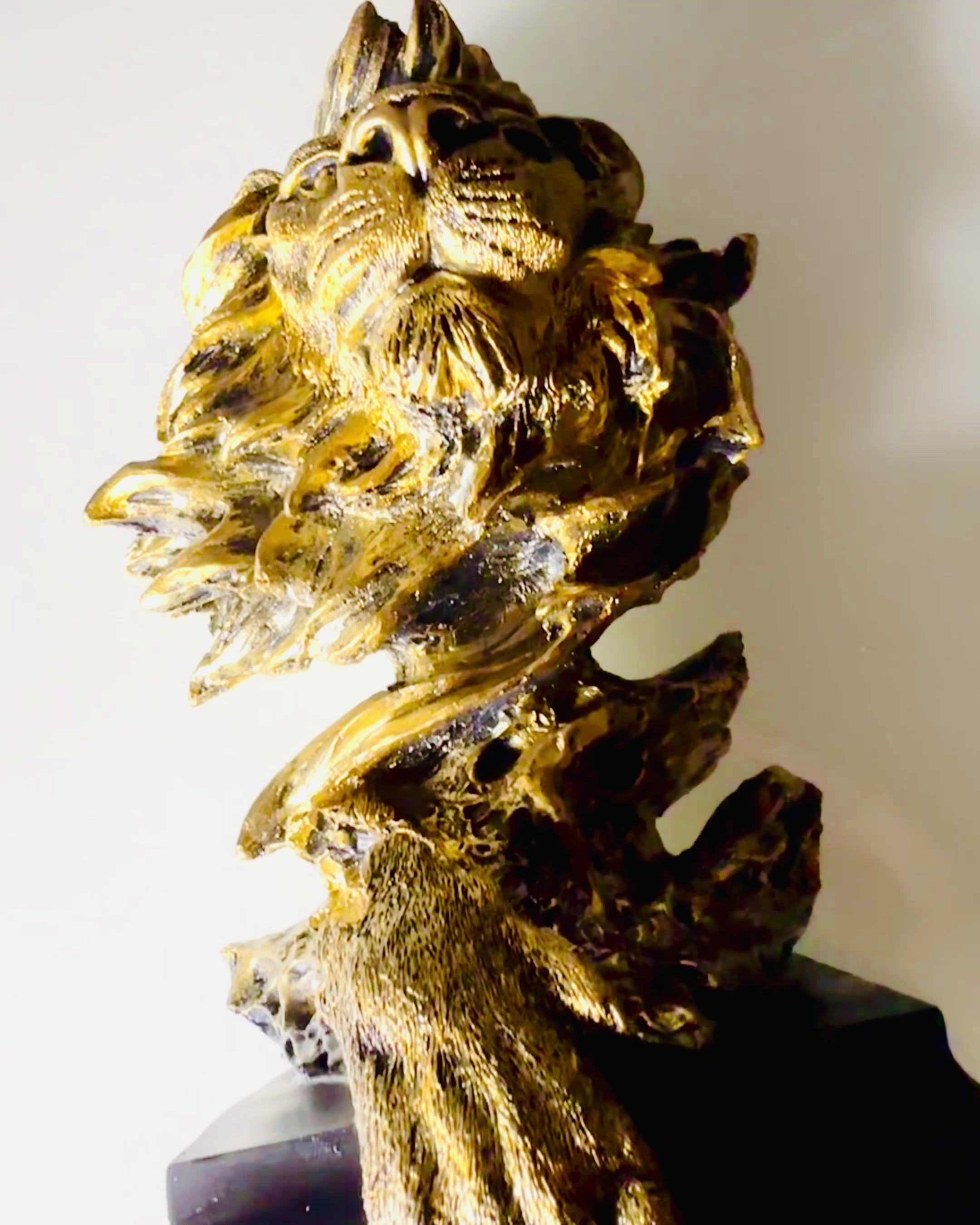 Kráľovský Lev - Majestátna Dekoratívna Figúrka s Možnosťou Gravírovania, 2 farebné varianty na výber, na darček