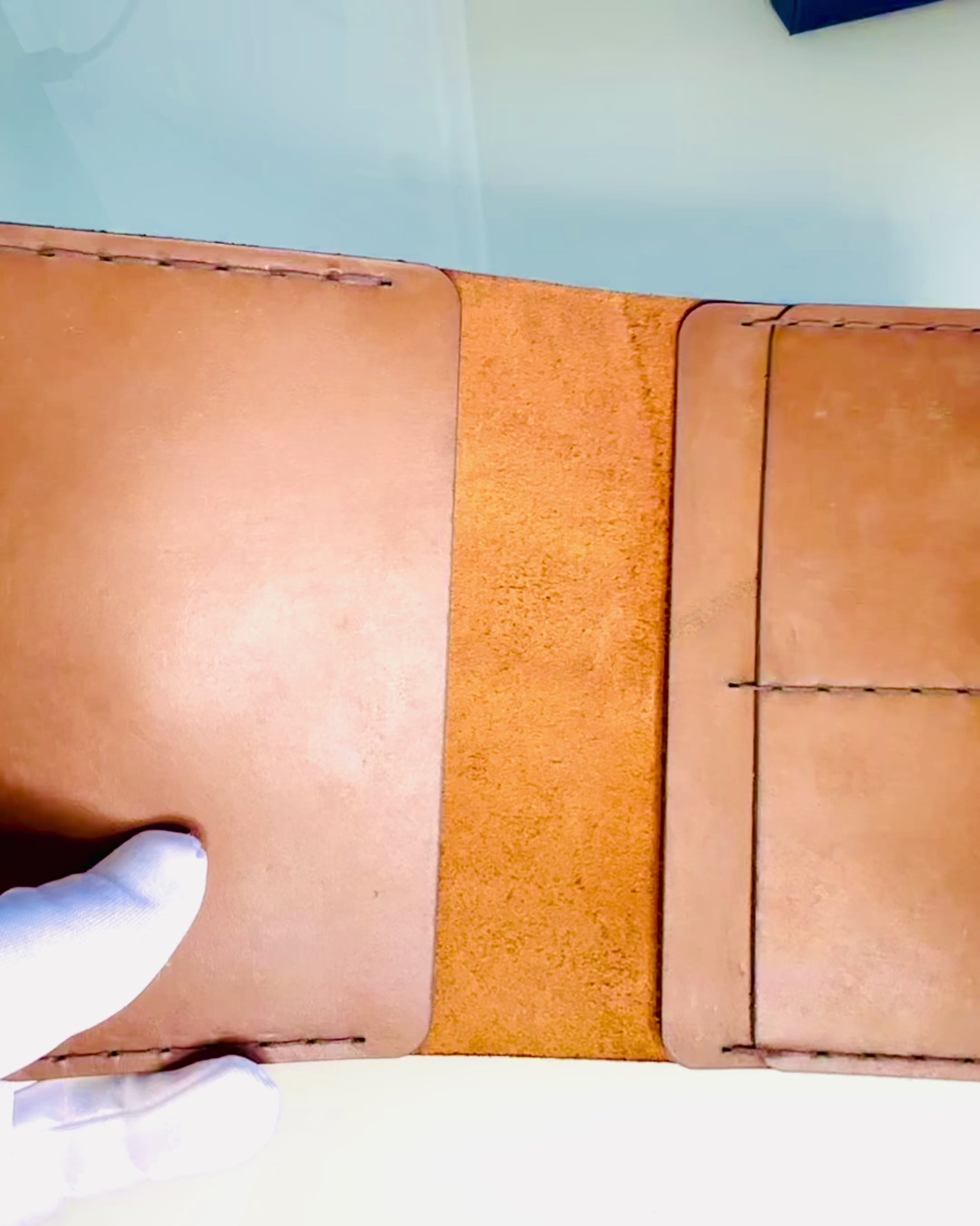Puzdro "Cestovateľ" - Kožené puzdro na pas, personalizácia gravírovaním - 2 farebné varianty