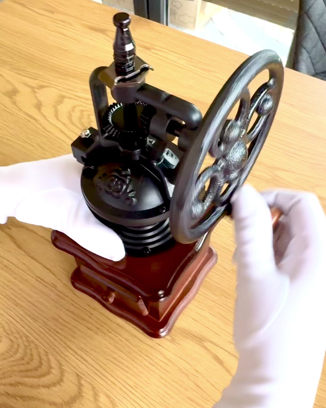 Retro młynek do kawy „Vintage Café” 27 cm wysokości, z możliwością personalizacji grawerem na prezent