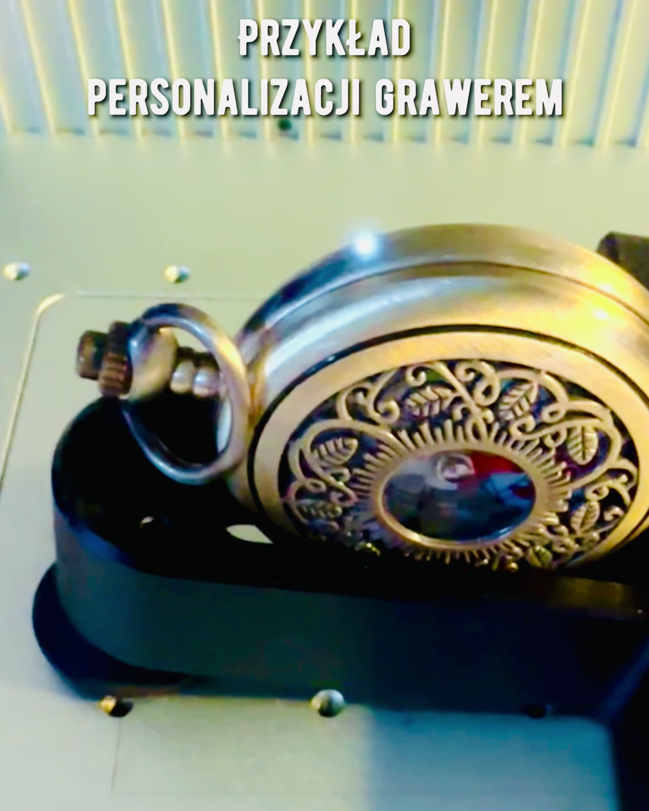 Kompas Nawigacyjny w Stylu Vintage z Ażurowym Wzorem – kolor brązowo-złoty