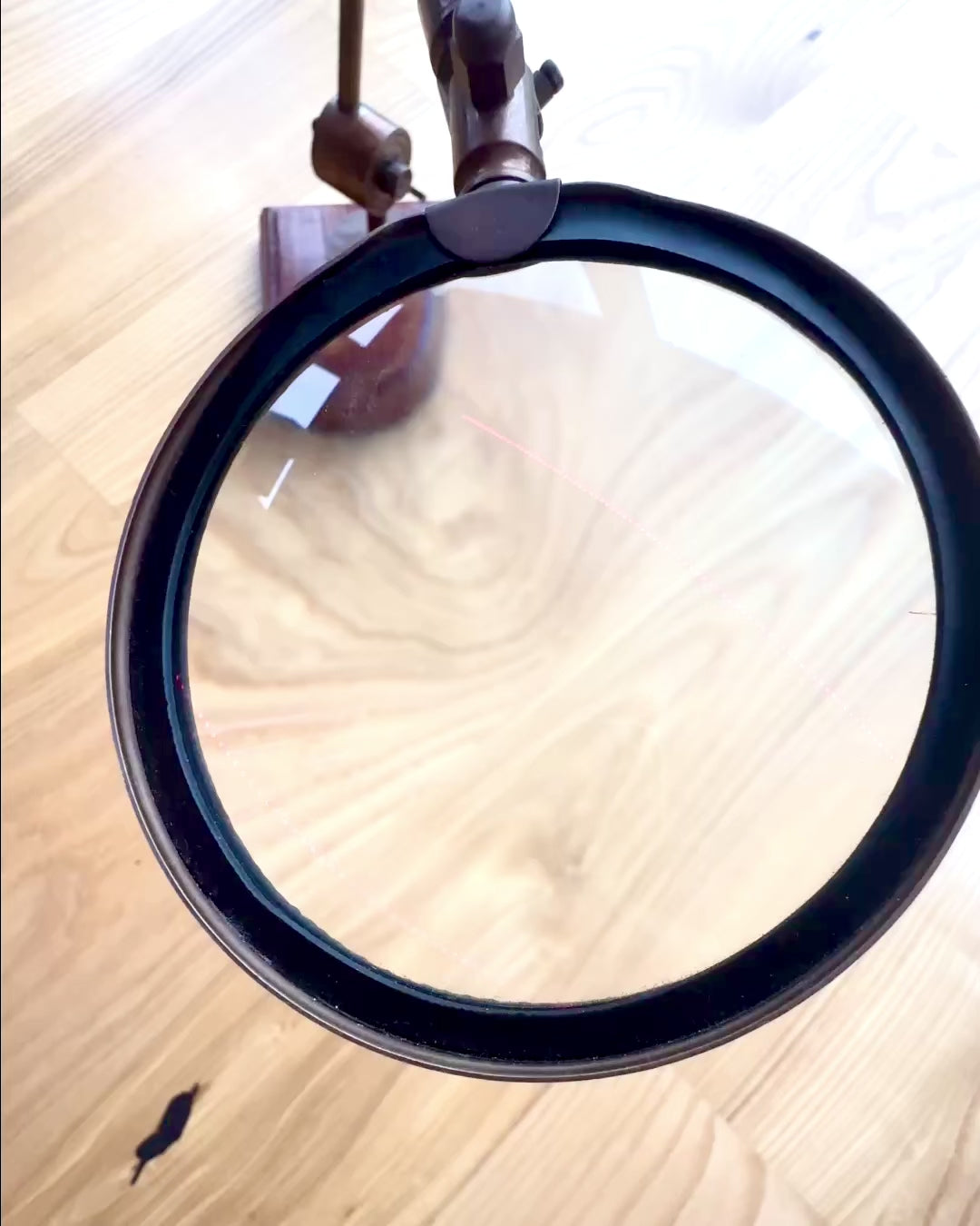 Remeselná lupa "Royal Magnifier" so stojanom a nastaviteľným držiakom - možnosť personalizácie gravírovaním na darček