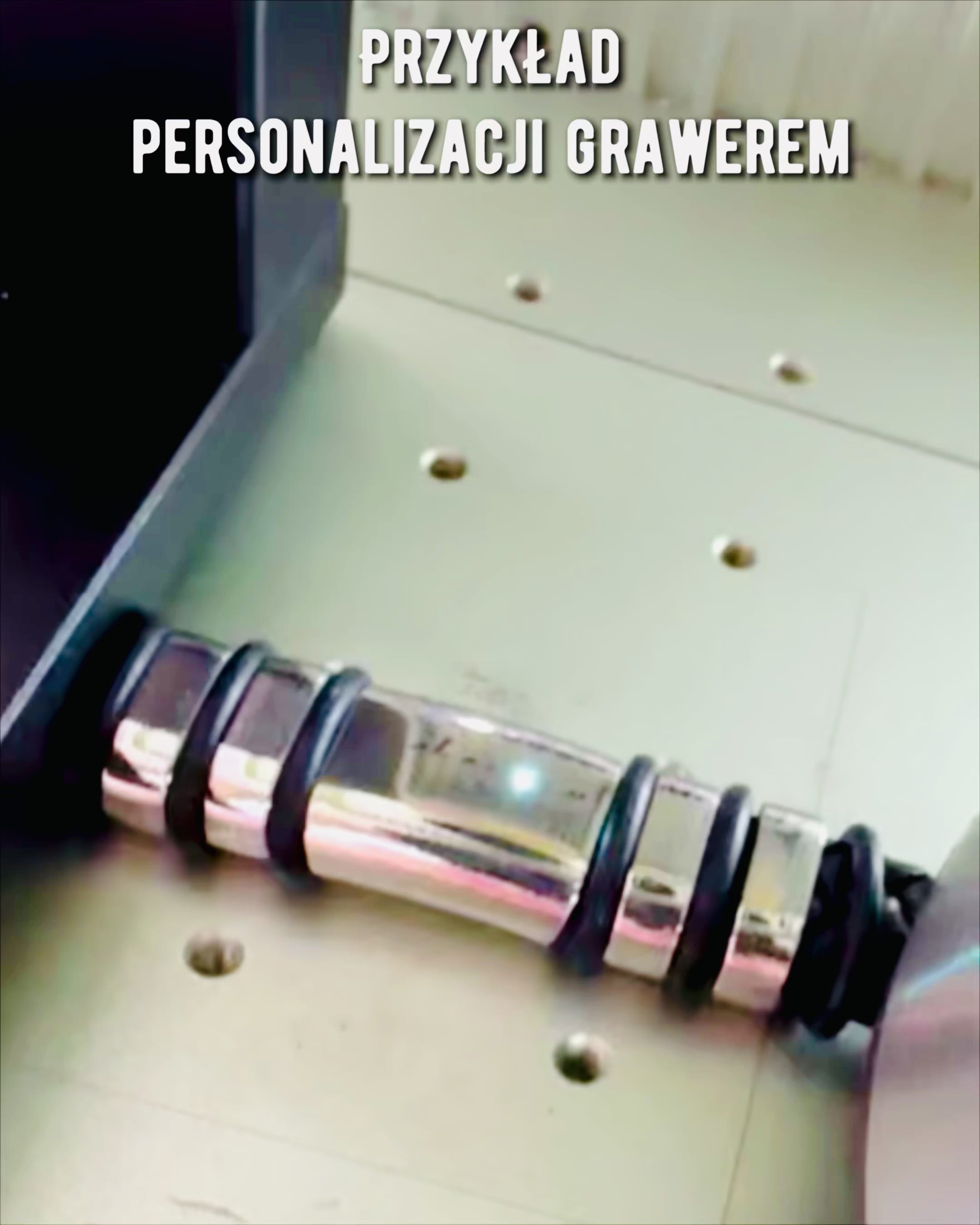 Modný náramok Hip Hop pre mužov s gravírovaním na objednávku a magnetickým zapínaním – Vyberte si štýl so striebornými alebo zlatými akcentmi, 22cm PU koža