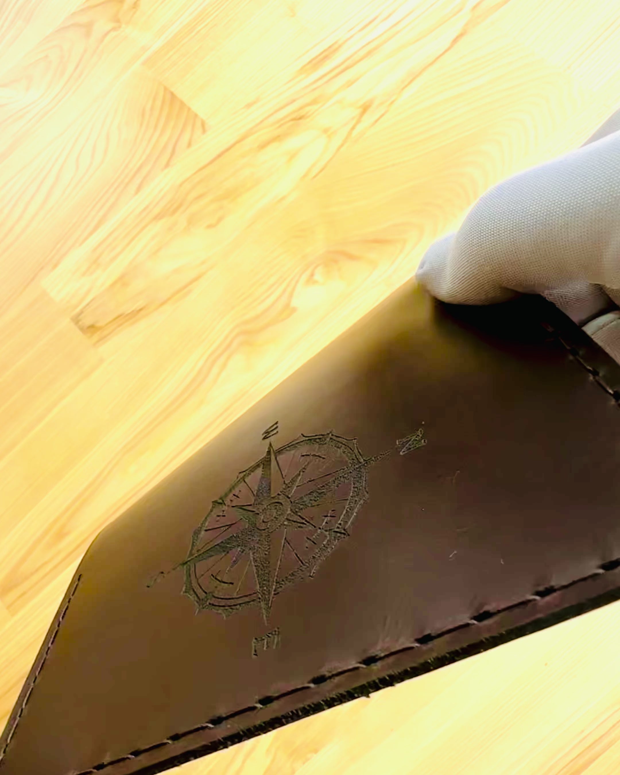 Puzdro "Cestovateľ" - Kožené puzdro na pas, personalizácia gravírovaním - 2 farebné varianty