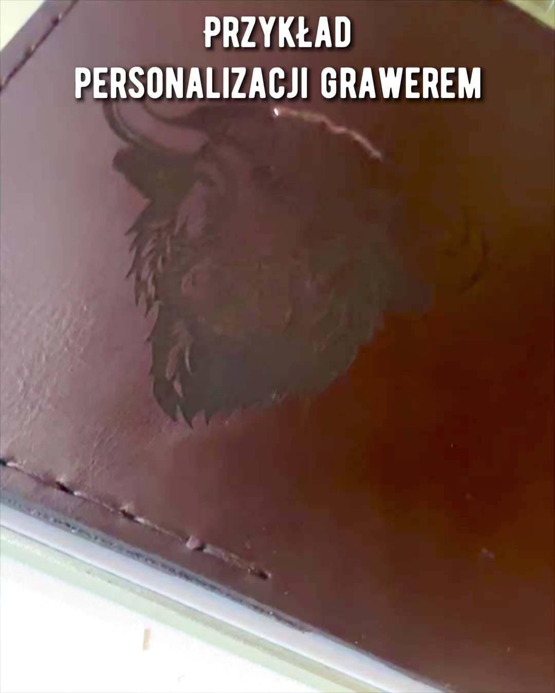 Puzdro "Cestovateľ" - Kožené puzdro na pas, personalizácia gravírovaním - 2 farebné varianty