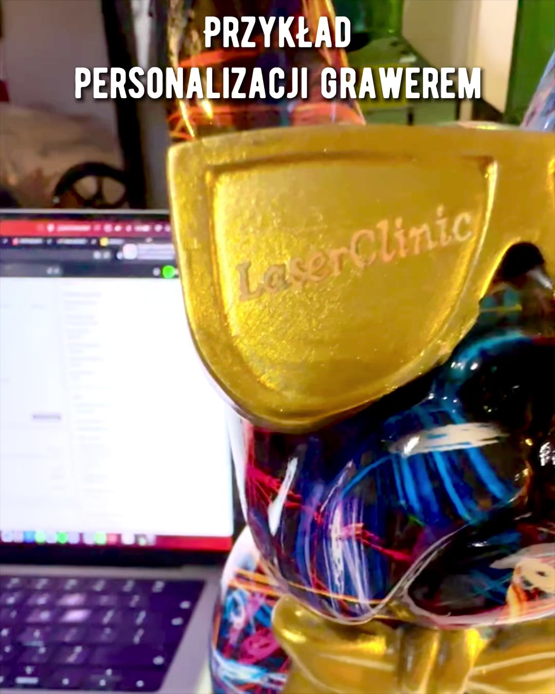 Farebný Bulldog s Okuliarmi - Unikátna Dekorácia Interiéru, dekoratívna figúrka na darček, personalizácia gravírovaním