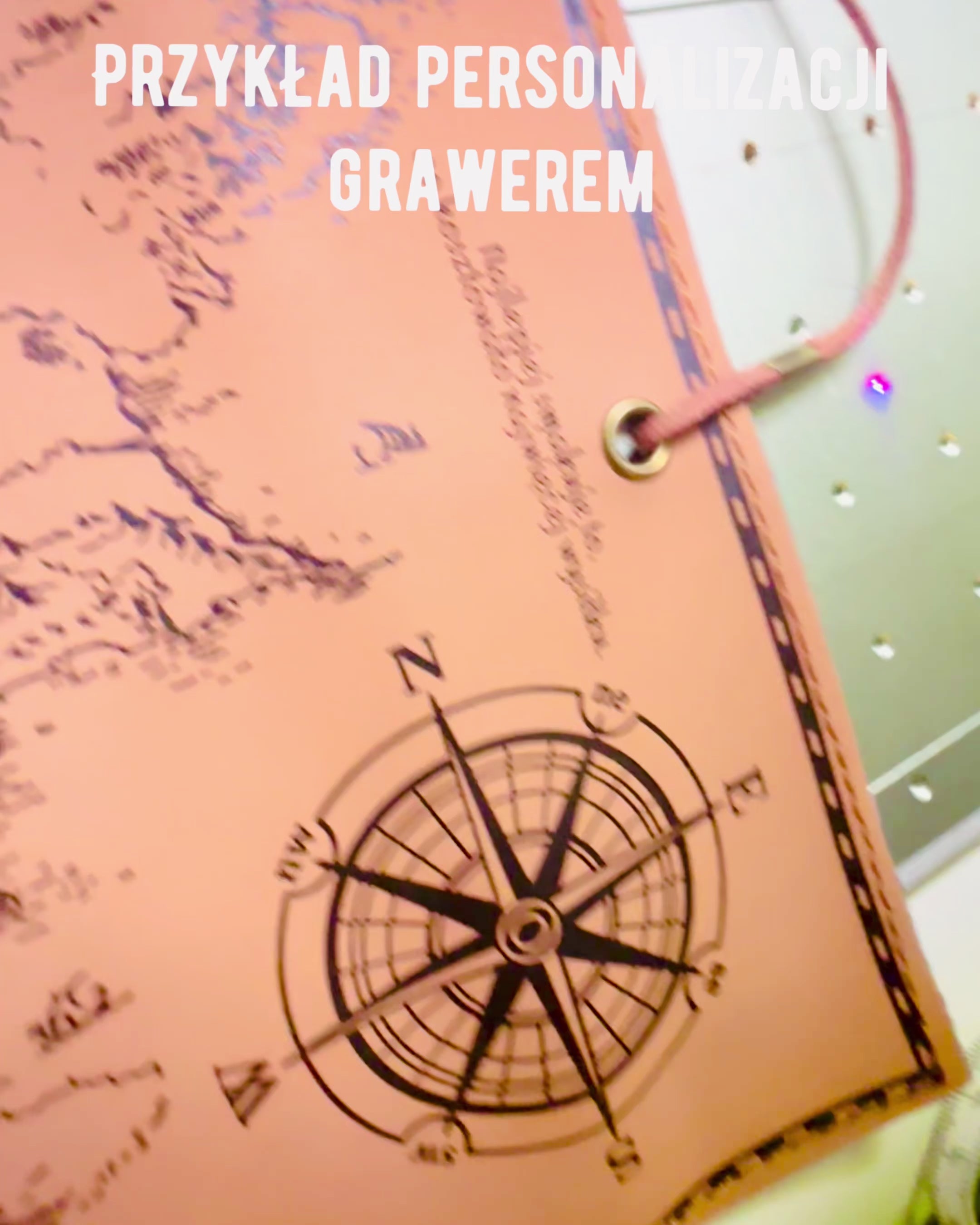 Retro svetlo hnedý - matný, kožený peračník v štýle cestovateľa s mapou sveta – praktický a priestranný. Personalizácia gravírovaním.