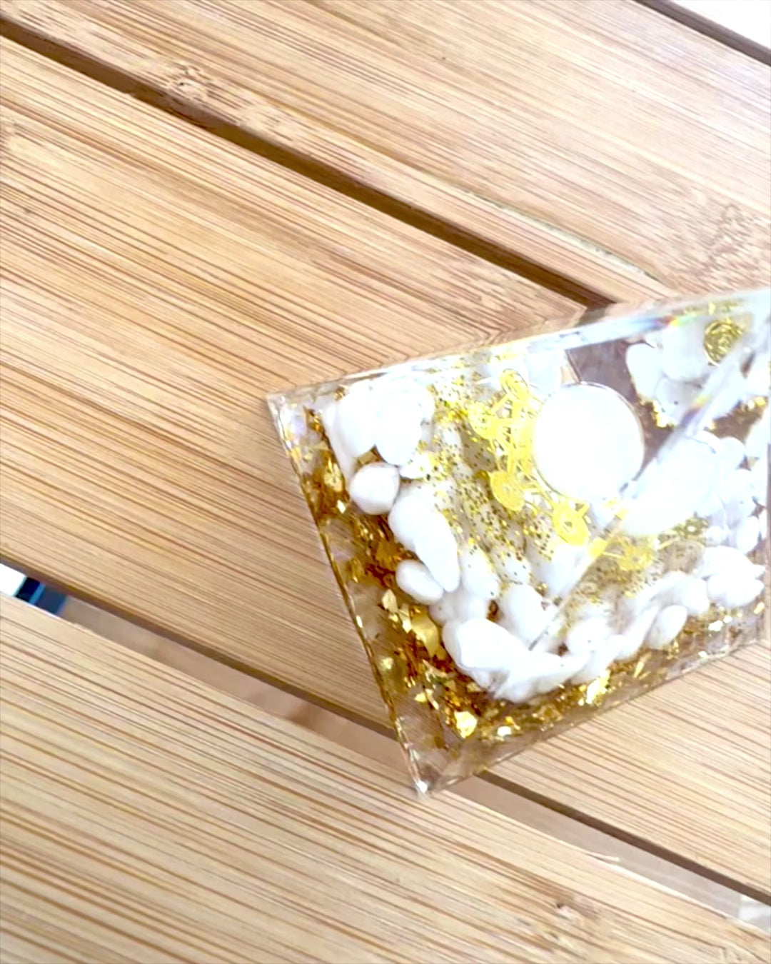 Orgonitová energetická pyramída s bielymi kameňmi - "Golden Harmony", ideálna ako darček